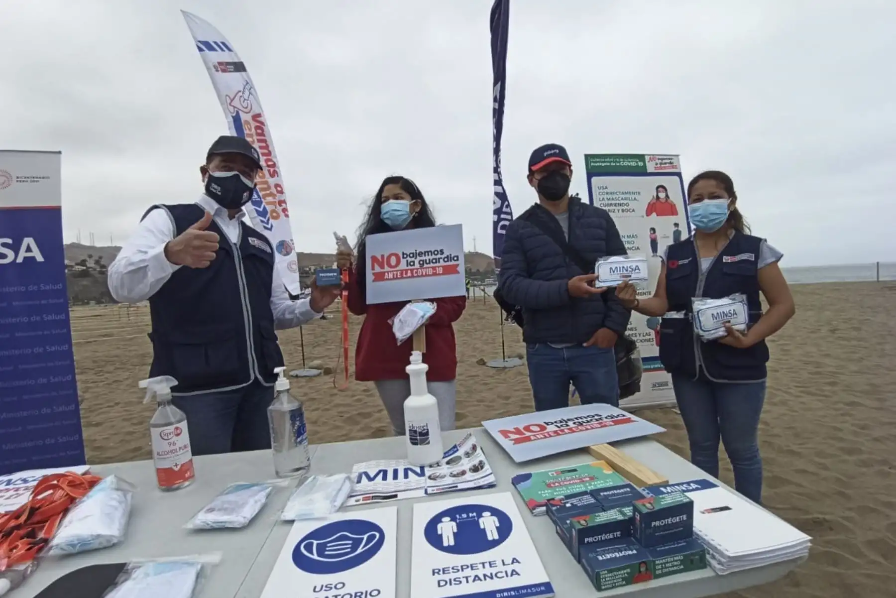 Brigadas de la Dirección de Redes Integradas de Salud (Diris) Lima sur informan a los asistentes a las playas sobre los protocolos sanitarios que deben respetarse en los balnearios, como establecer horarios de permanencia, seguir los flujos de tránsito, contar con distanciamiento y el uso de la doble mascarilla. Foto: Diris Lima Sur