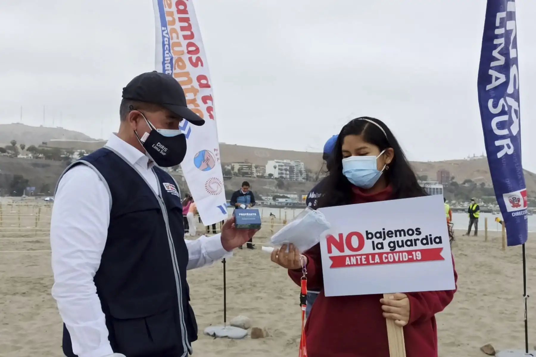 Brigadas de la Dirección de Redes Integradas de Salud (Diris) Lima sur informan a los asistentes a las playas sobre los protocolos sanitarios que deben respetarse en los balnearios, como establecer horarios de permanencia, seguir los flujos de tránsito, contar con distanciamiento y el uso de la doble mascarilla. Foto: Diris Lima Sur