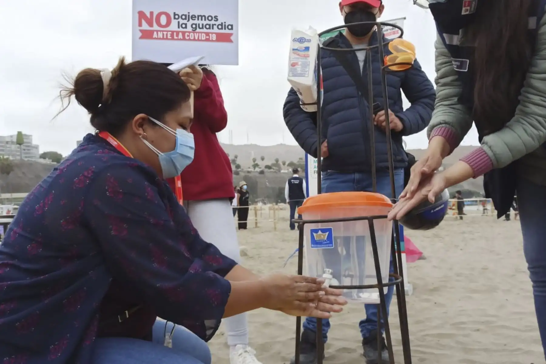 Brigadas de la Dirección de Redes Integradas de Salud (Diris) Lima sur informan a los asistentes a las playas sobre los protocolos sanitarios que deben respetarse en los balnearios, como establecer horarios de permanencia, seguir los flujos de tránsito, contar con distanciamiento y el uso de la doble mascarilla. Foto: Diris Lima Sur