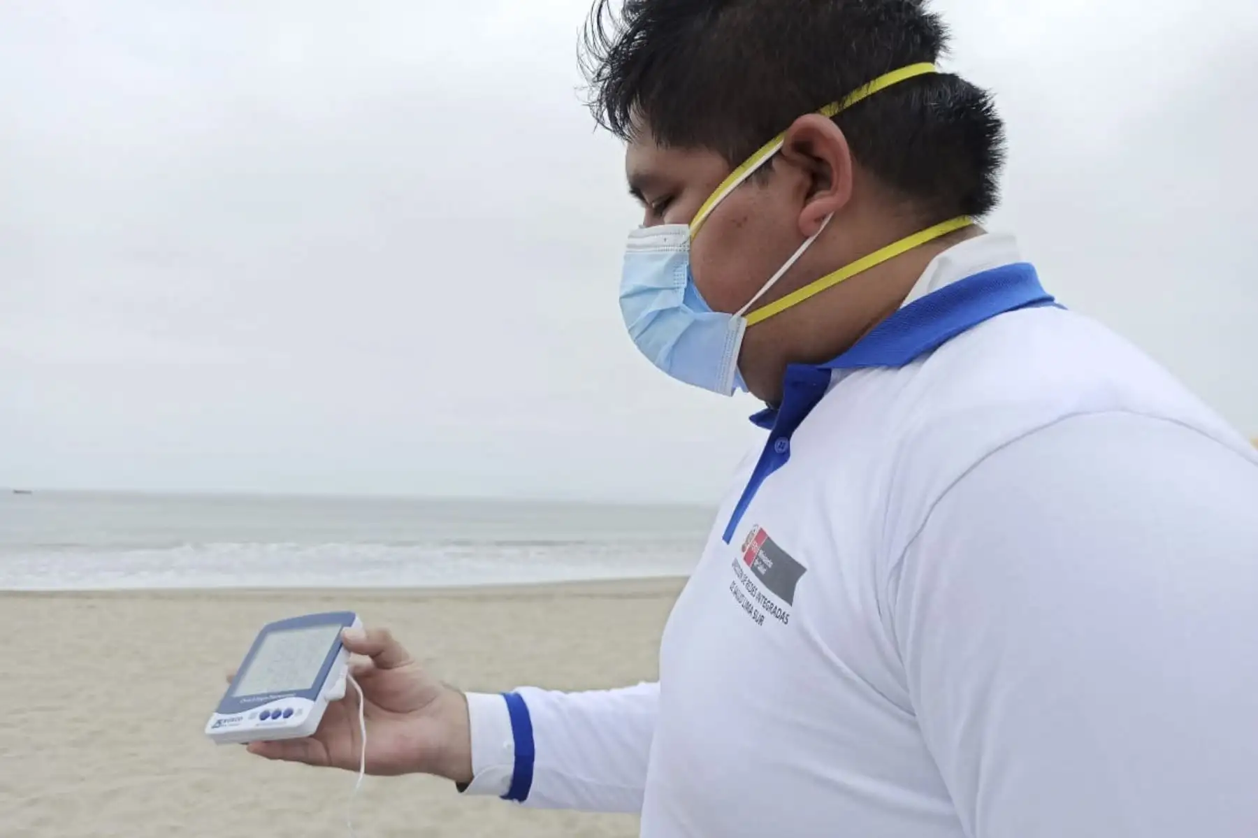 Brigadas de la Dirección de Redes Integradas de Salud (Diris) Lima sur informan a los asistentes a las playas sobre los protocolos sanitarios que deben respetarse en los balnearios, como establecer horarios de permanencia, seguir los flujos de tránsito, contar con distanciamiento y el uso de la doble mascarilla. Foto: Diris Lima Sur