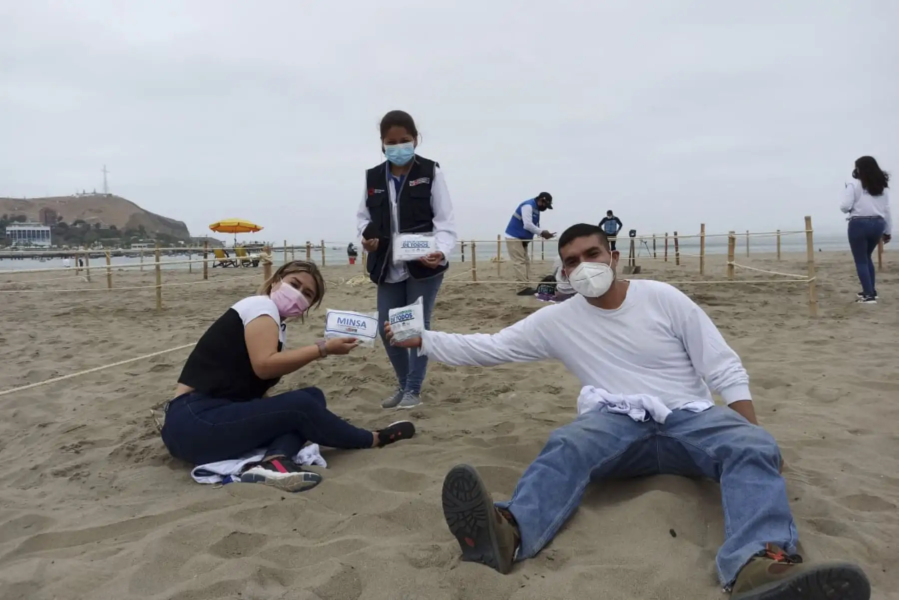 Brigadas de la Dirección de Redes Integradas de Salud (Diris) Lima sur informan a los asistentes a las playas sobre los protocolos sanitarios que deben respetarse en los balnearios, como establecer horarios de permanencia, seguir los flujos de tránsito, contar con distanciamiento y el uso de la doble mascarilla. Foto: Diris Lima Sur