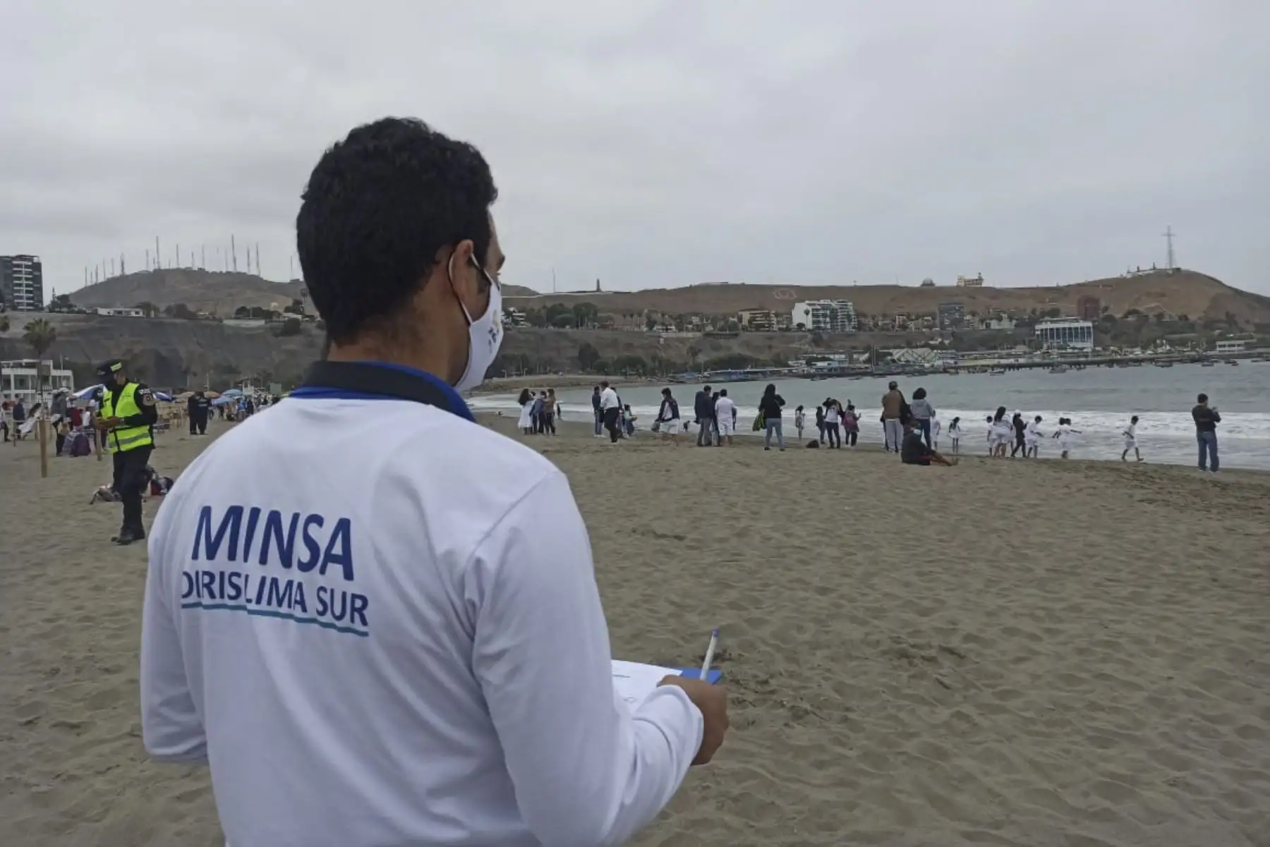 Brigadas de la Dirección de Redes Integradas de Salud (Diris) Lima sur informan a los asistentes a las playas sobre los protocolos sanitarios que deben respetarse en los balnearios, como establecer horarios de permanencia, seguir los flujos de tránsito, contar con distanciamiento y el uso de la doble mascarilla. Foto: Diris Lima Sur