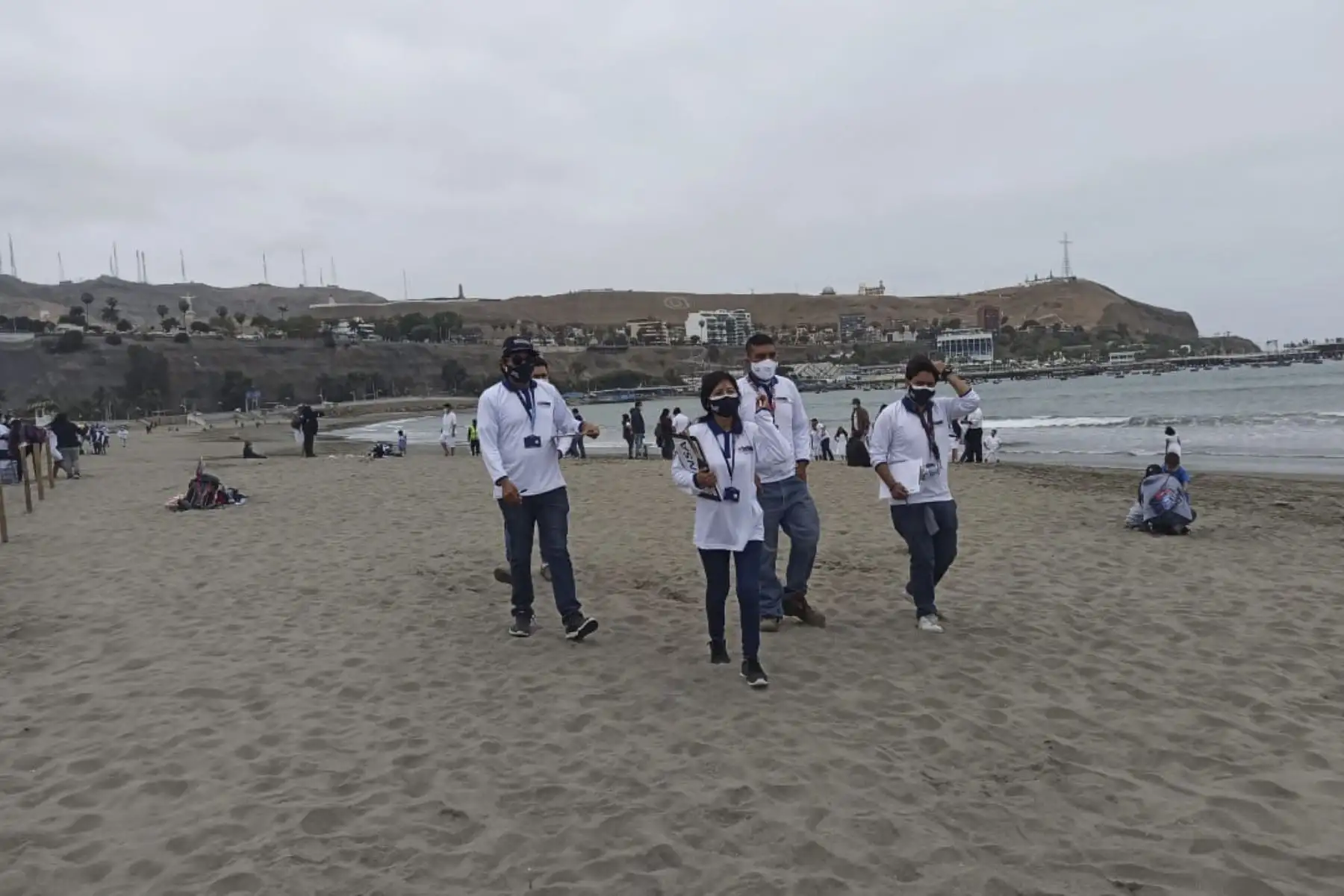 Brigadas de la Dirección de Redes Integradas de Salud (Diris) Lima sur informan a los asistentes a las playas sobre los protocolos sanitarios que deben respetarse en los balnearios, como establecer horarios de permanencia, seguir los flujos de tránsito, contar con distanciamiento y el uso de la doble mascarilla. Foto: Diris Lima Sur