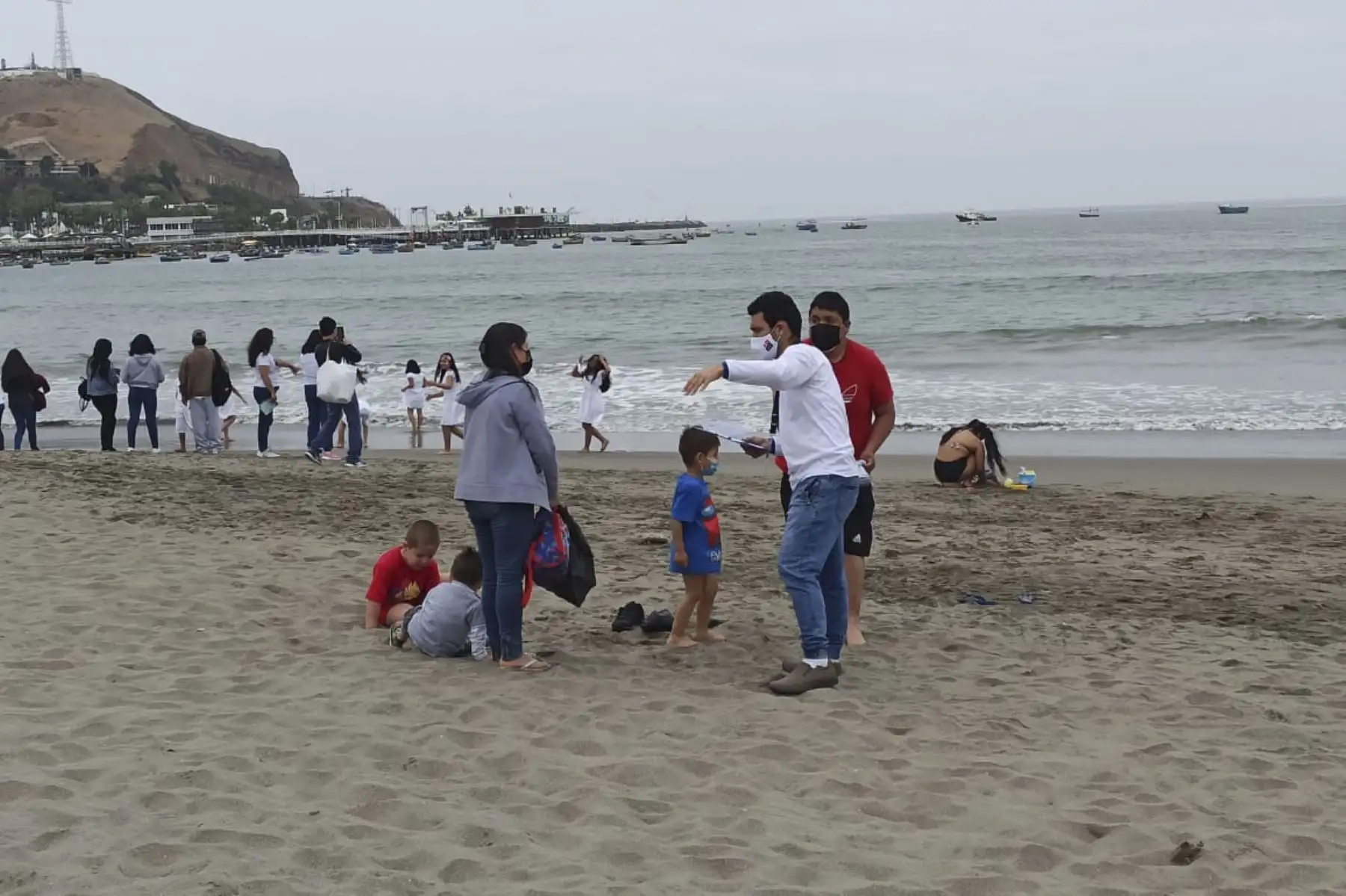 Brigadas de la Dirección de Redes Integradas de Salud (Diris) Lima sur informan a los asistentes a las playas sobre los protocolos sanitarios que deben respetarse en los balnearios, como establecer horarios de permanencia, seguir los flujos de tránsito, contar con distanciamiento y el uso de la doble mascarilla. Foto: Diris Lima Sur
