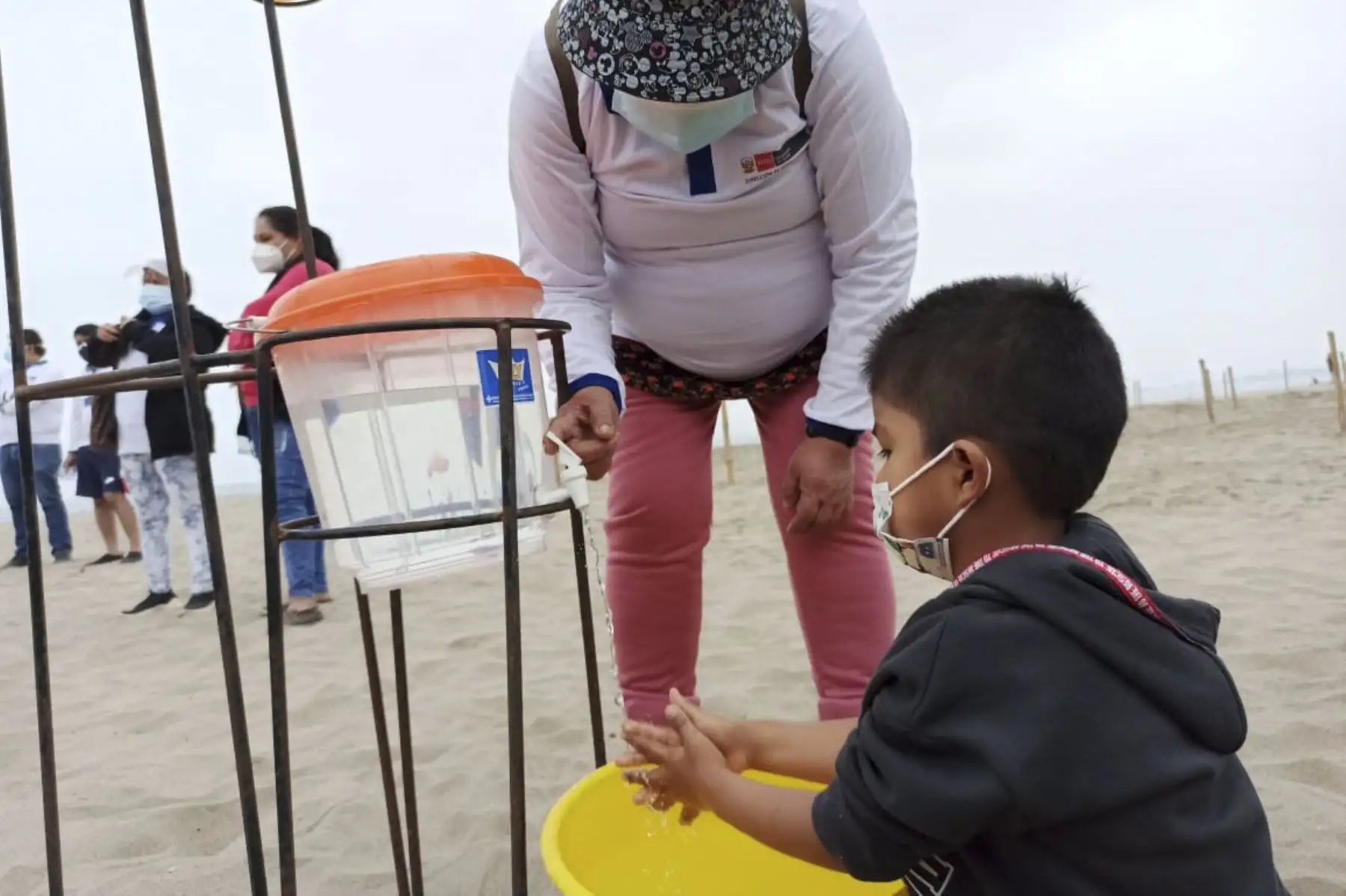 Brigadas de la Dirección de Redes Integradas de Salud (Diris) Lima sur informan a los asistentes a las playas sobre los protocolos sanitarios que deben respetarse en los balnearios, como establecer horarios de permanencia, seguir los flujos de tránsito, contar con distanciamiento y el uso de la doble mascarilla. Foto: Diris Lima Sur