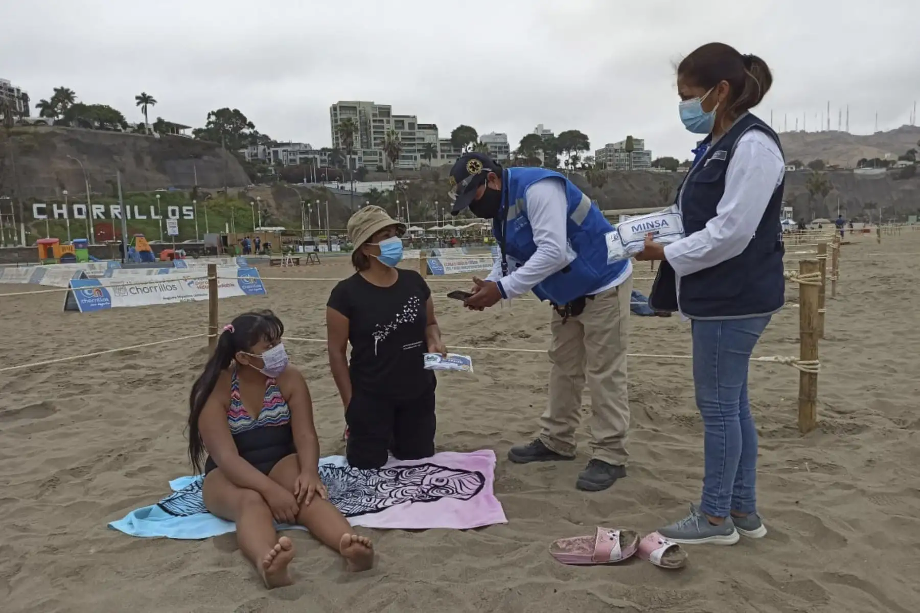 Brigadas de la Dirección de Redes Integradas de Salud (Diris) Lima sur informan a los asistentes a las playas sobre los protocolos sanitarios que deben respetarse en los balnearios, como establecer horarios de permanencia, seguir los flujos de tránsito, contar con distanciamiento y el uso de la doble mascarilla. Foto: Diris Lima Sur