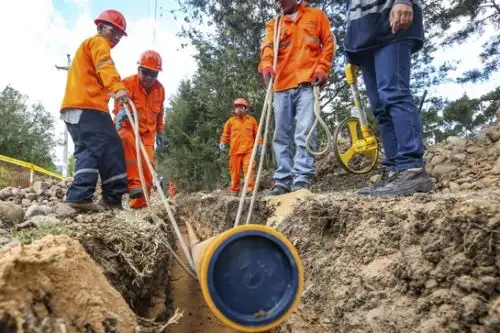 Tendido de redes de tuberías para suministrar el gas natural a más viviendas.  ANDINA/Difusión