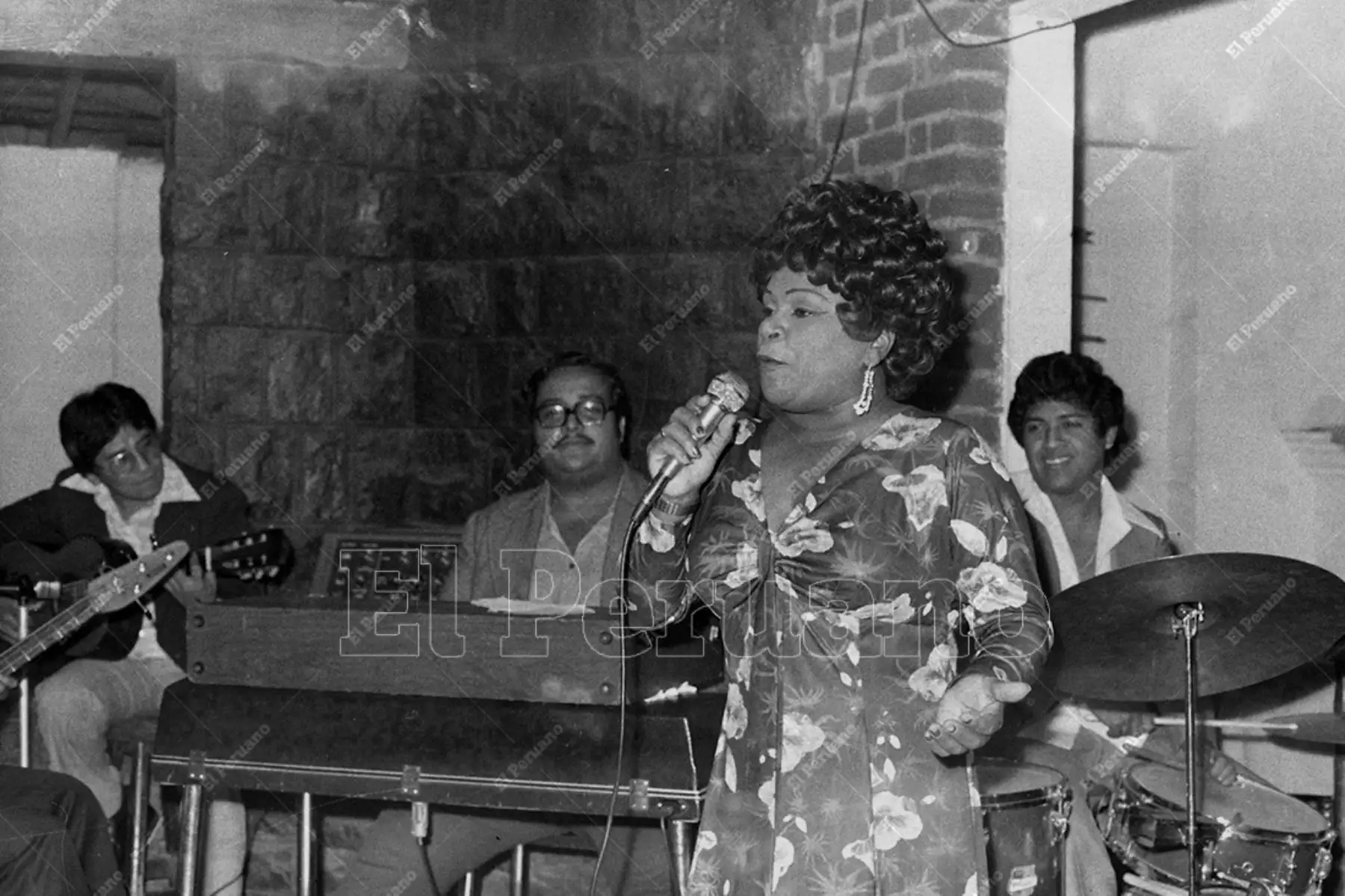 Lucila Campos, la "Morena Espectáculo" o  la "Reina de las Polladas", en la peña criolla La Palizada (1978). Foto: Archivo Histórico de El Peruano / José Risco