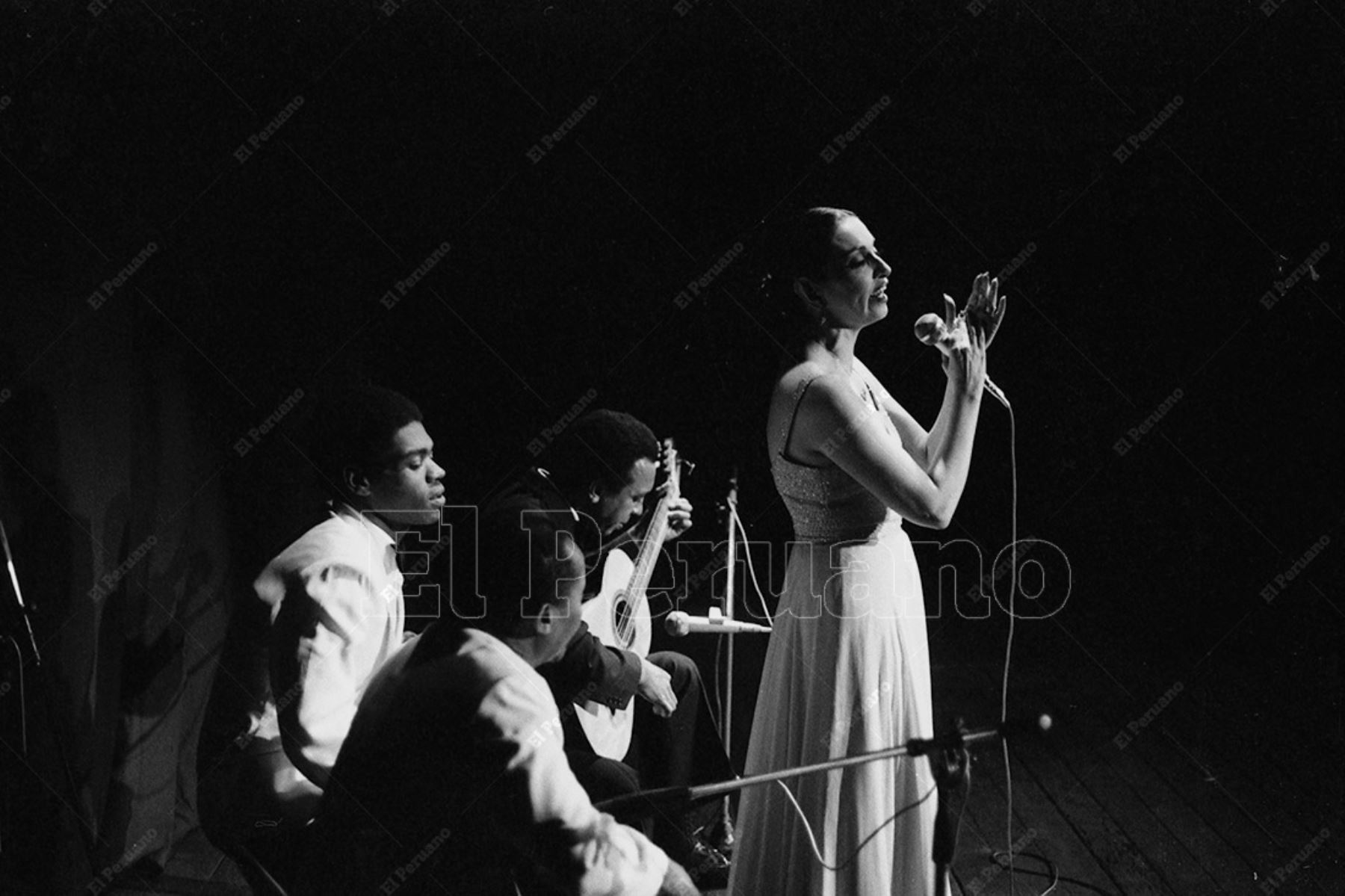La consagrada cantante Alicia Maguiña en un recital en el Teatro La Cabaña (1977). Foto: Archivo Histórico de El Peruano / Leoncio Mariscal