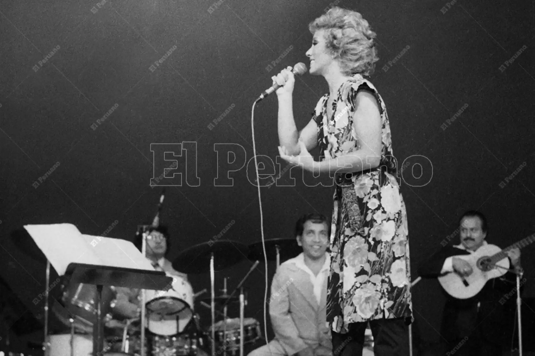 Galardonada cantante Cecilia Bracamonte, intérprete de 