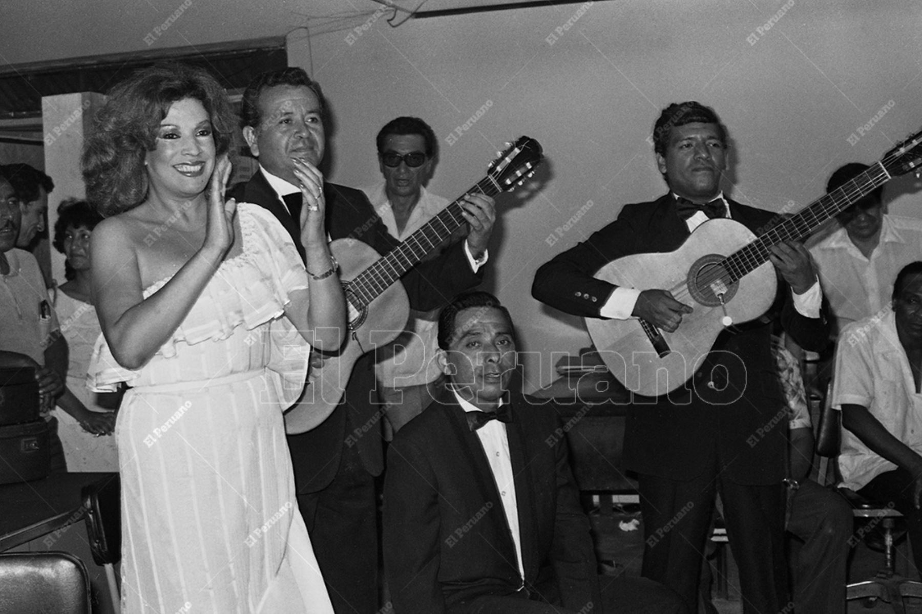 Edith Barr, la "Flor Morena de la Canción Criolla", en la serenata por el 71° aniversario del diario La Crónica (1983). Foto: Archivo Histórico de El Peruano / Leoncio Mariscal