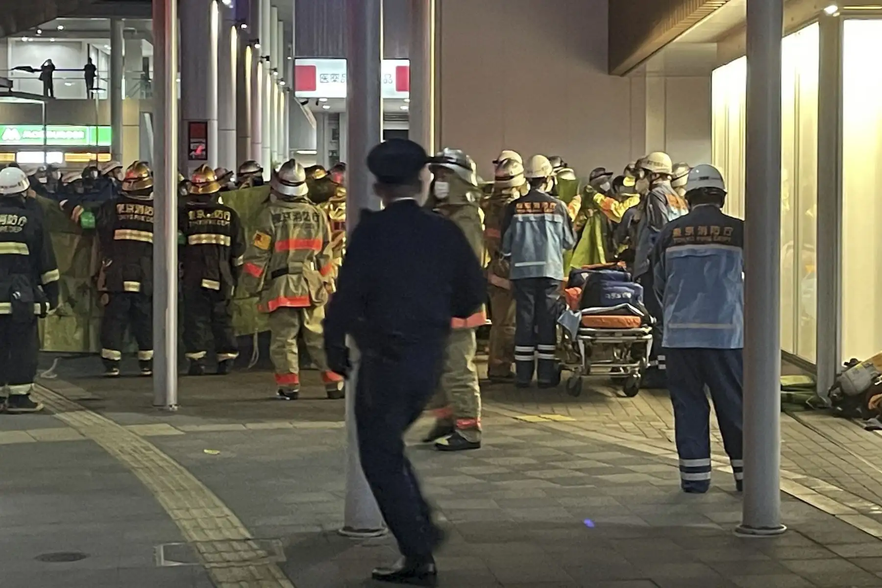 Personal de emergencia trabaja en la estación de Kokuryo, en los suburbios de Tokio, Japón; luego que un hombre de unos veinte años intentara asesinar con un cuchillo a pasajeros del tren. Foto: EFE