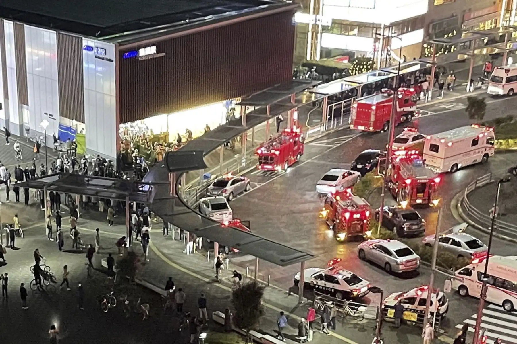 Personal de emergencia trabaja en la estación de Kokuryo, en los suburbios de Tokio, Japón; luego que un joven de unos veinte años intentara asesinar con un cuchillo a los pasajeros del tren. Foto: EFE