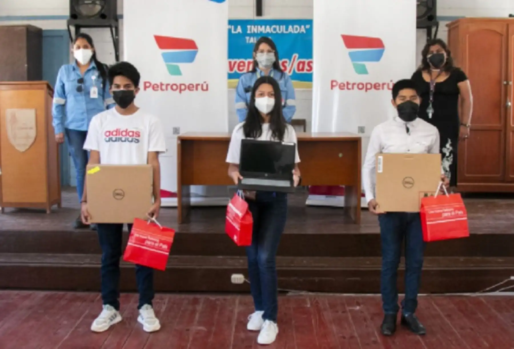 Ciento veinte jóvenes egresados de ocho instituciones educativas públicas del distrito de Pariñas, en la provincia de Talara, quienes demostraron una destacada trayectoria escolar, estudiarán carreras técnicas gracias a las becas integrales otorgadas por Petroperú.