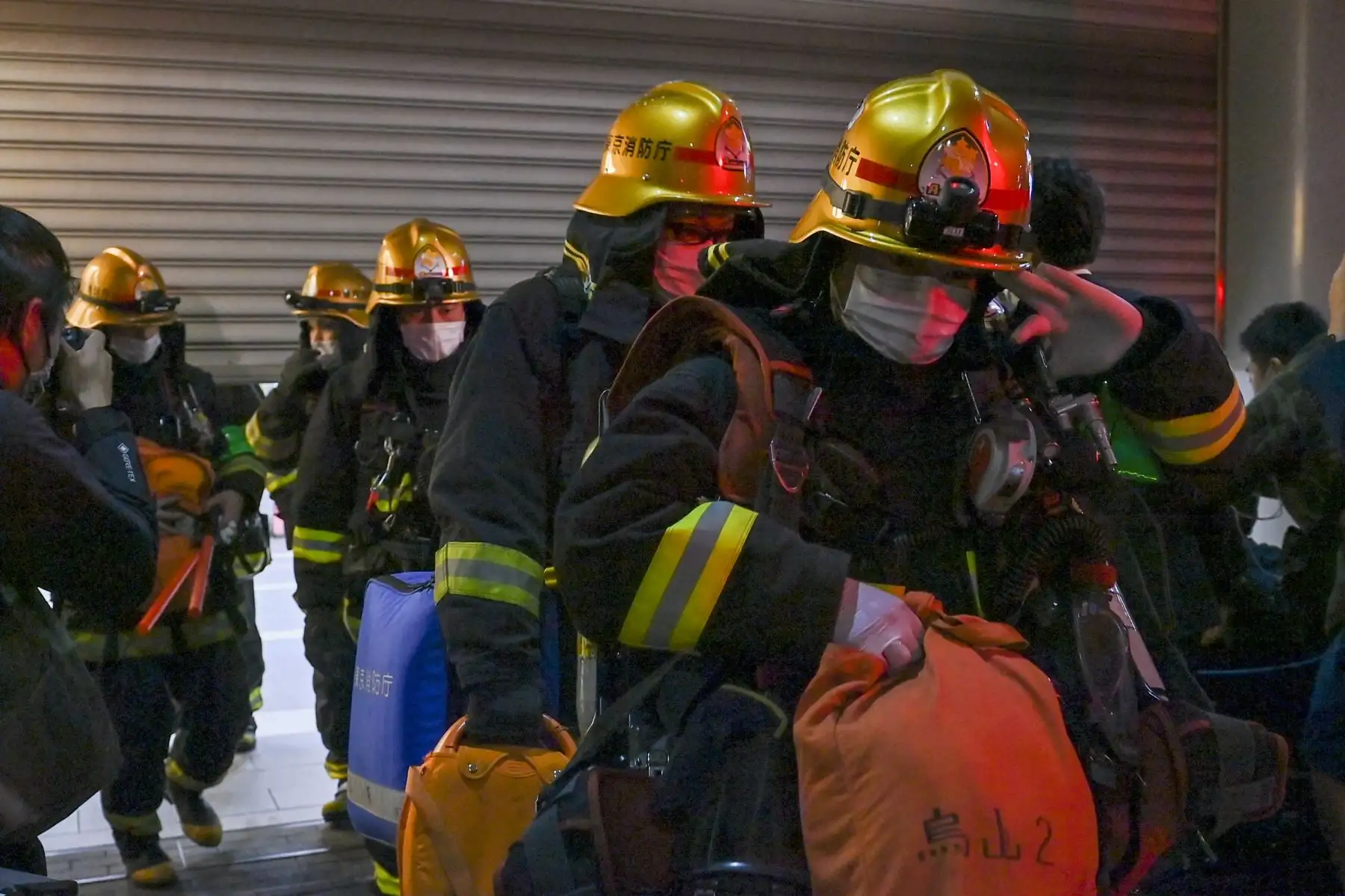 Los bomberos salen de la estación Kokuryo, en la ciudad de Chofu, oeste de Tokio, luego que un hombre hiriera al menos a 15 personas con un cuchillo e intente un prender fuego a un tren. Foto: AFP