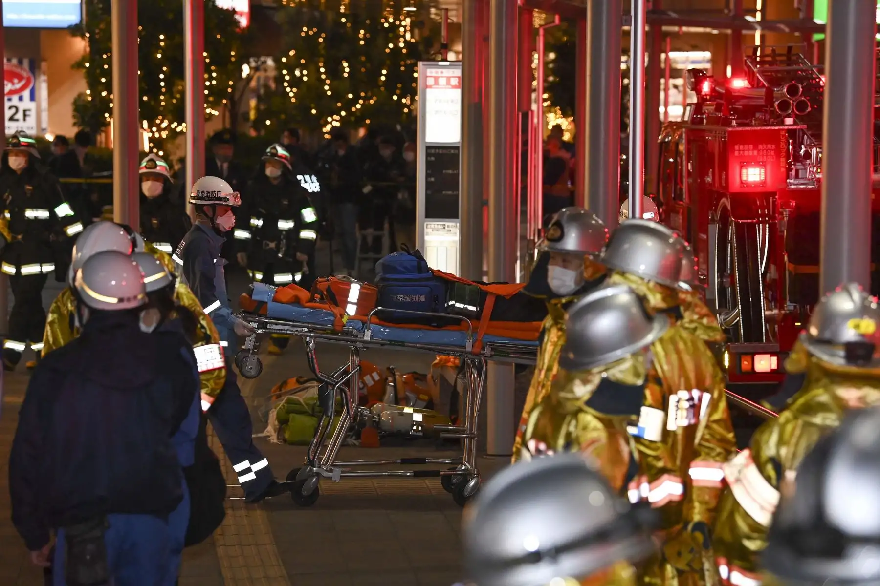 Los bomberos trabajan  en la estación Kokuryo, en la ciudad de Chofu, oeste de Tokio; luego que un hombre hiriera con un cuchillo al menos a 15 pasajeros de un tren, en medio de la jornada electoral. Foto: AFP