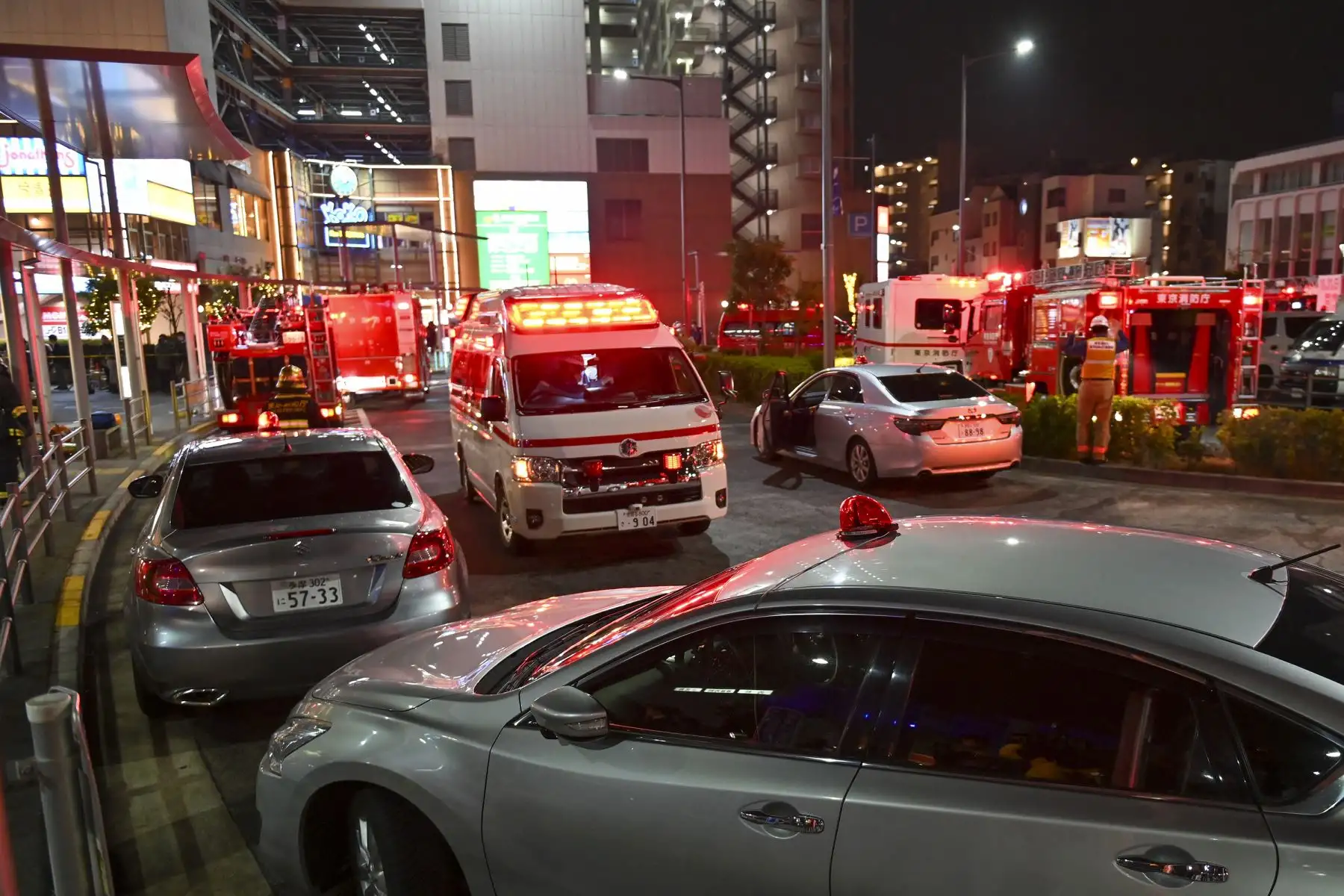 Los vehículos de bomberos y policías se reúnen fuera de la estación de Kokuryo, en la ciudad de Chofu, luego que un hombre hiriera al menos a 15 personas con un cuchillo e intente un ataque de fuego en un tren. Foto: AFP