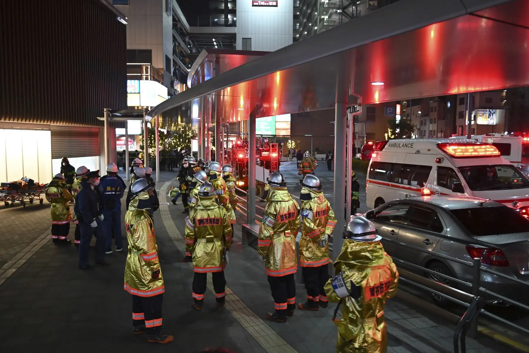 Los bomberos se reúnen en la estación Kokuryo, en la ciudad de Chofu, oeste de Tokio, luego que un hombre hiriera al menos a 15 personas con un cuchillo e intente un prender fuego a un tren. Foto: AFP