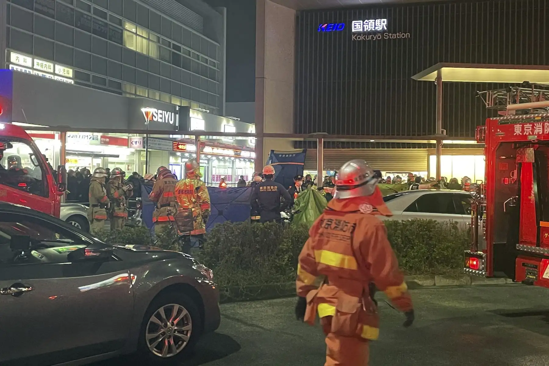 Personal de emergencia trabaja en los alrededores de la estación de Kokuryo, en los suburbios de Tokio, Japón. Un hombre de unos veinte años fue arrestado bajo sospecha de intento de asesinato después de atacar a los pasajeros del tren con un cuchillo. Foto: EFE
