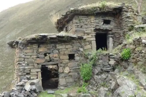 Los turistas que visiten la región Pasco pueden animarse a conocer el imponente complejo arqueológico Picush, ubicado a ocho kilómetros de la ciudad de Cerro de Pasco, en el centro poblado de Chango, y que constituye un tesoro patrimonial heredado de la civilización prehispánica Yaro.
