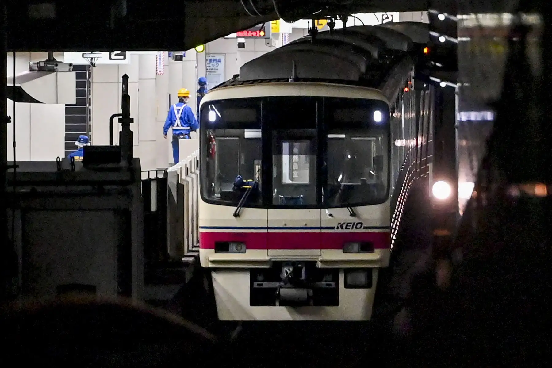 Vehículo ferroviario donde ocurrió el ataque con cuchillo que dejó al menos 15 heridos, en la estación de Kokuryo, ciudad de Chofu, al oeste de Tokio. Foto: AFP