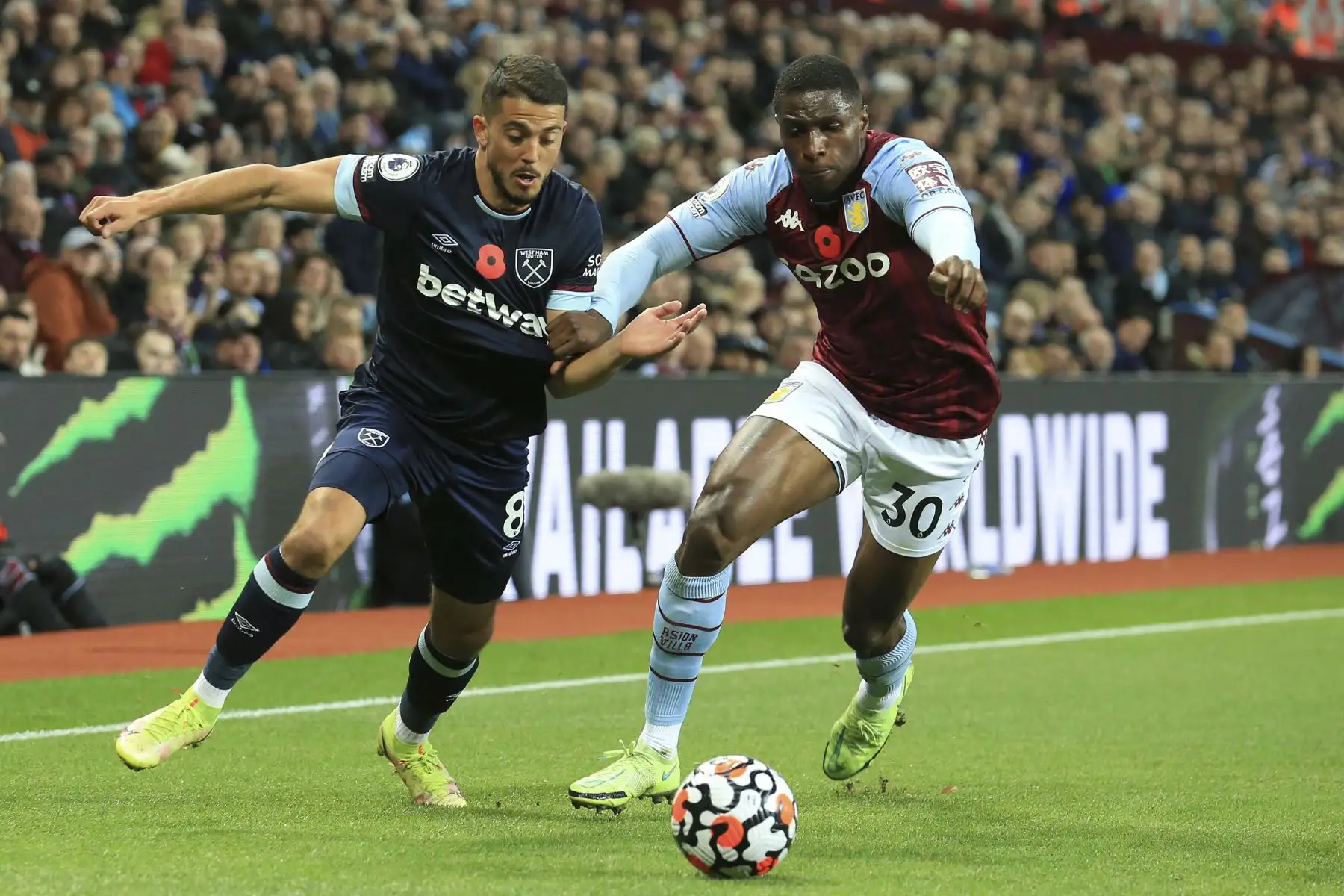 El centrocampista español del West Ham United, Pablo Fornals, compite con el defensor inglés de Aston Villa, Kortney Hause, durante el partido de la Premier League, en el Villa Park de Birmingham, Inglaterra. Foto: AFP