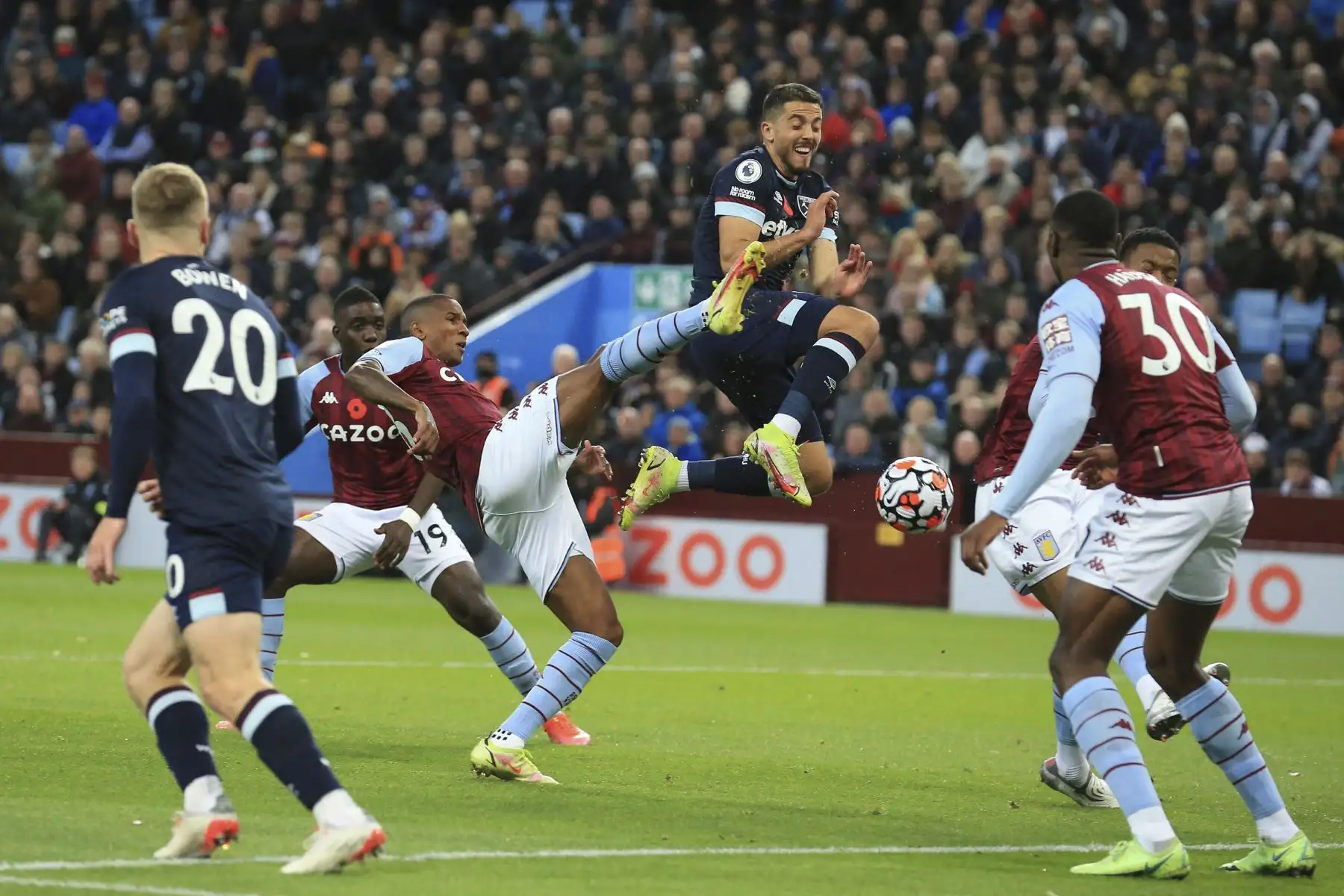 El defensor inglés del Aston Villa, Ashley Young, compite con el centrocampista español del West Ham United, Pablo Fornals, durante el partido de la Premier League, en el Villa Park de Birmingham, Inglaterra. Foto: AFP