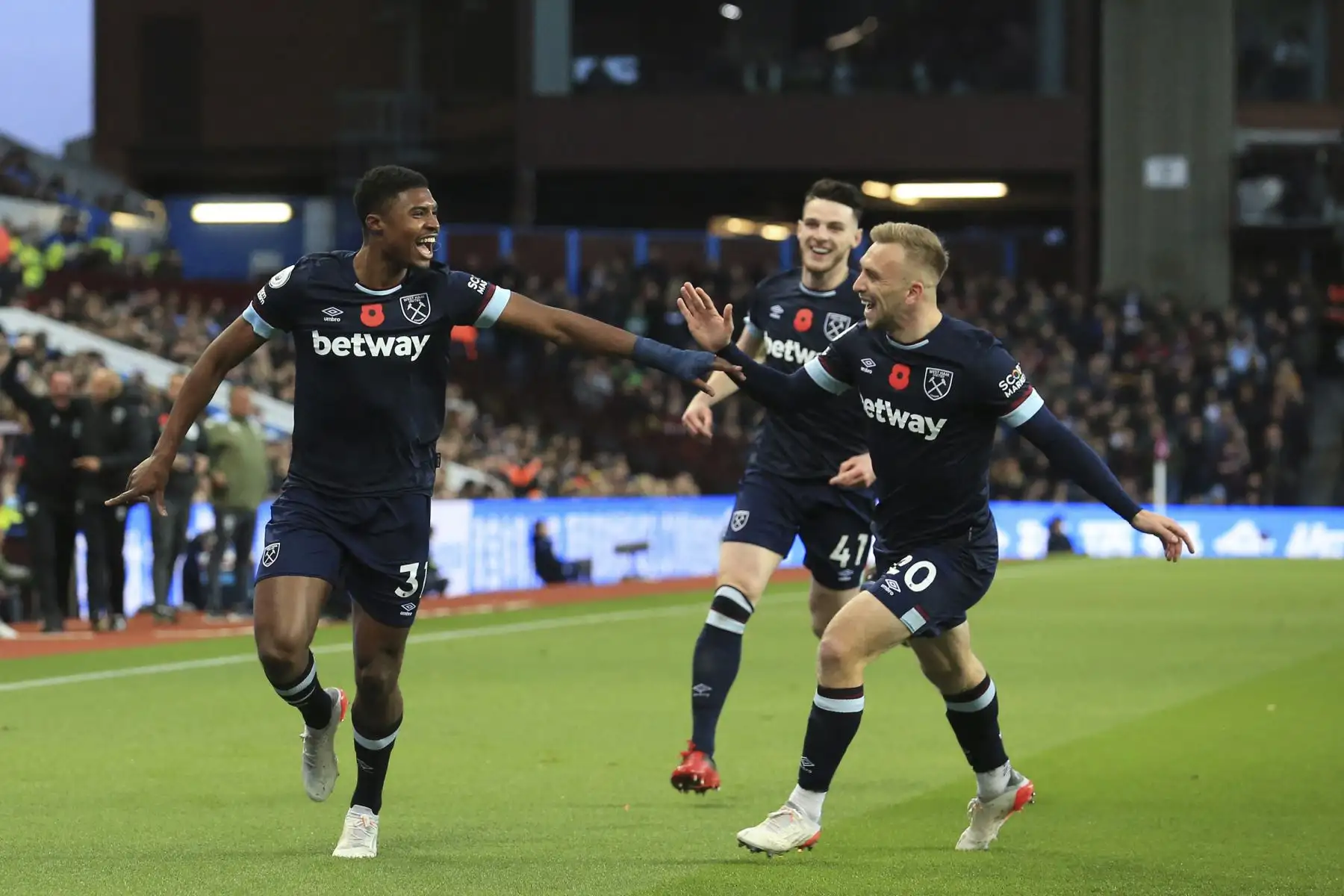 El defensor inglés del West Ham United, Ben Johnson, celebra con sus compañeros de equipo tras anotar ante el Aston Villa durante el partido de la Premier League, en el Villa Park de Birmingham, Inglaterra. Foto: AFP