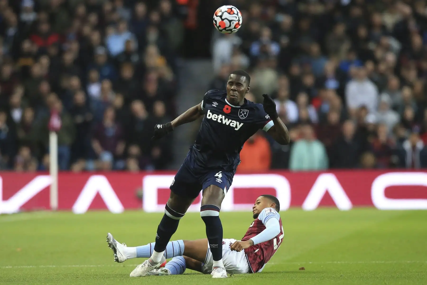 El defensa francés del West Ham United, Kurt Zouma, compite con el delantero jamaicano del Aston Villa, Leon Bailey, durante el partido de la Premier League, en el Villa Park de Birmingham, Inglaterra. Foto: AFP
