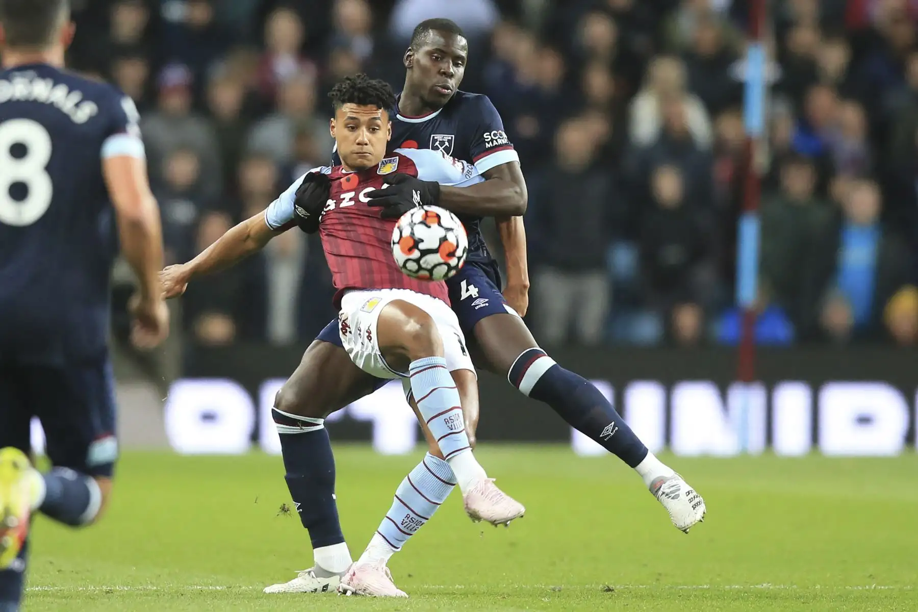 El delantero inglés de Aston Villa, Ollie Watkins, compite con el defensor francés del West Ham United, Kurt Zouma, durante el partido de la Premier League, en el Villa Park de Birmingham, Inglaterra. Foto: AFP