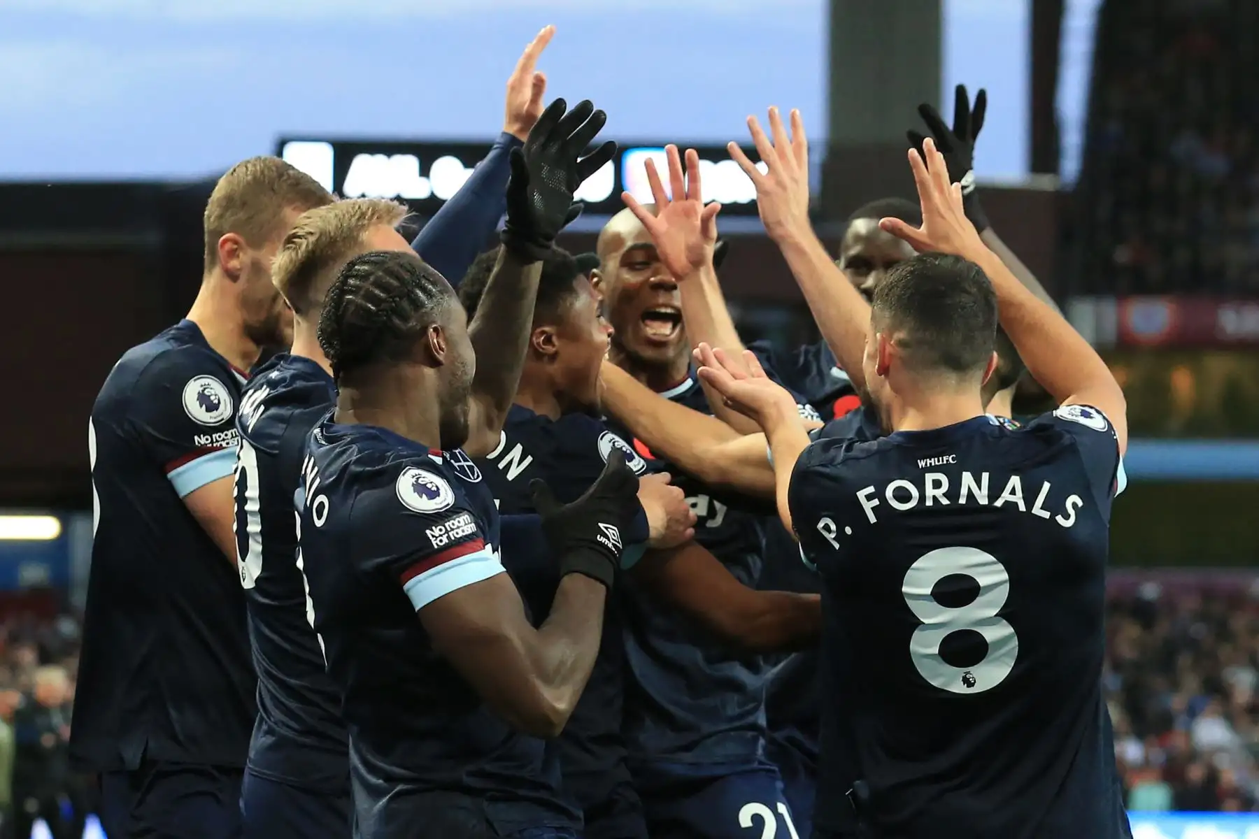El defensor inglés del West Ham United, Ben Johnson, celebra con sus compañeros de equipo después de anotar el primer gol al Aston Villa durante el partido de la Premier League, en el Villa Park de Birmingham, Inglaterra. Foto: AFP