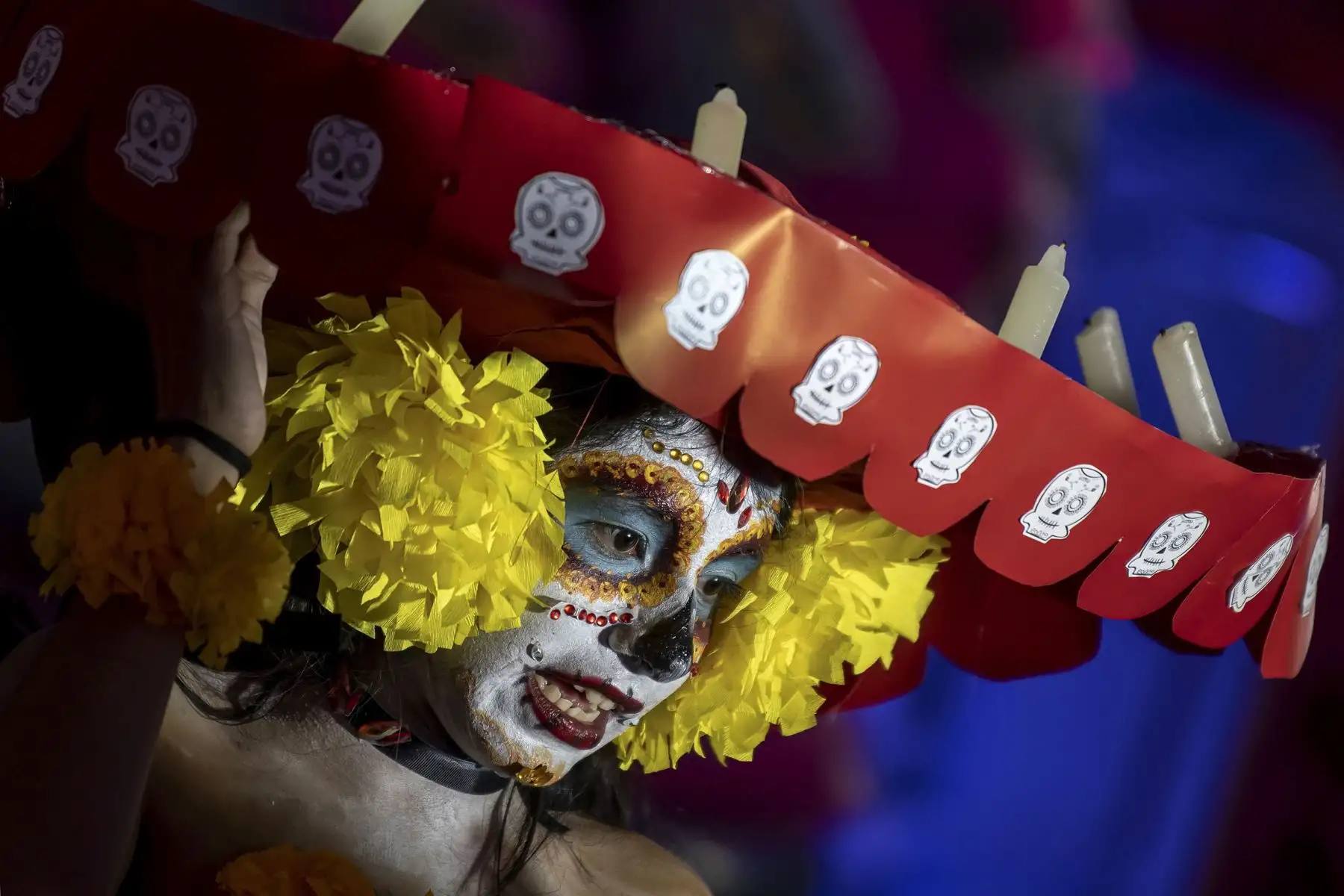Una mujer caracterizada como catrina participa hoy en las celebraciones por el Día de Muertos en la ciudad de Saltillo, estado de Coahuila, México. Foto: EFE