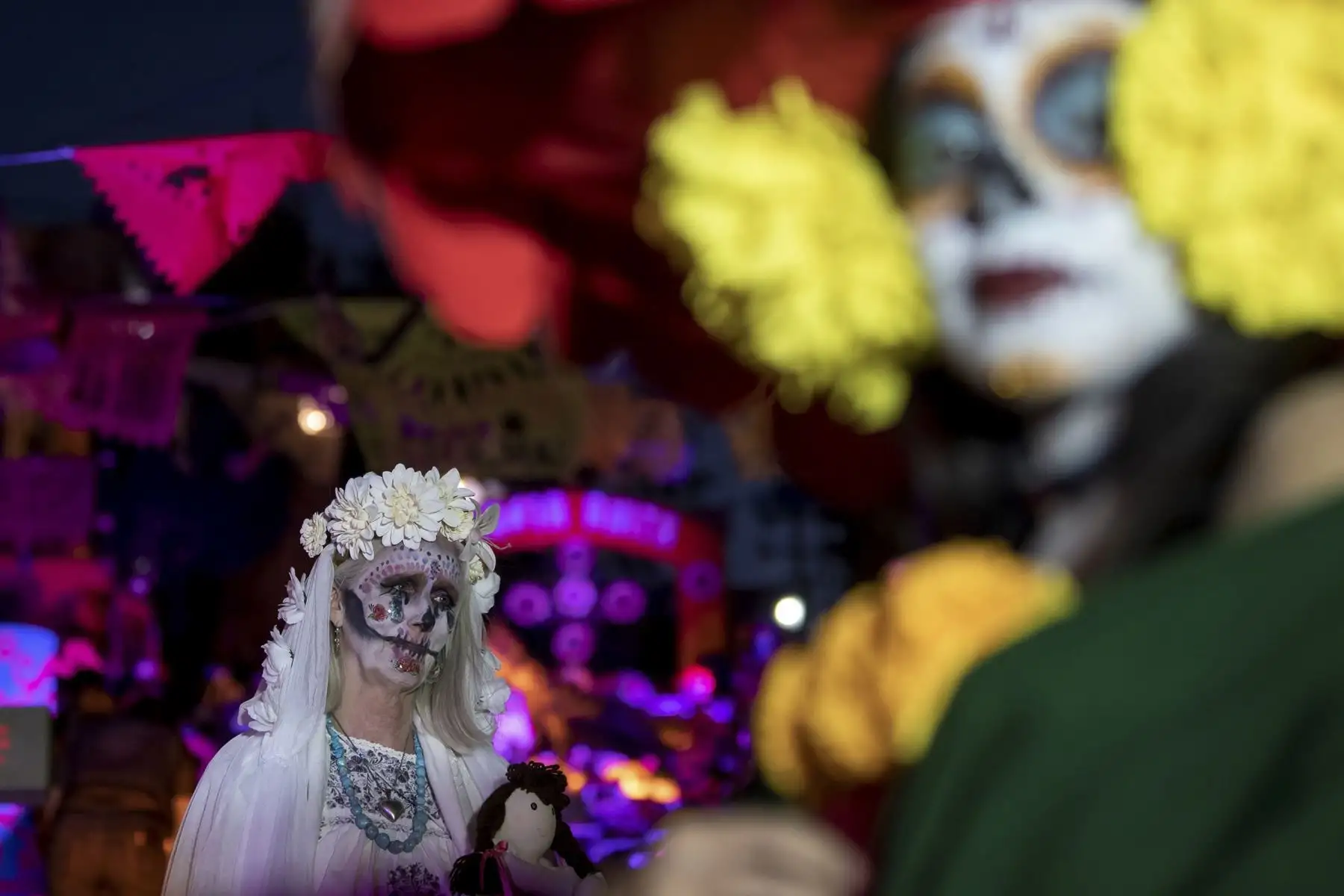Una mujer caracterizada como catrina participa durante las celebraciones por el Día de Muertos, en la ciudad de Saltillo, estado de Coahuila, en México. Foto: EFE