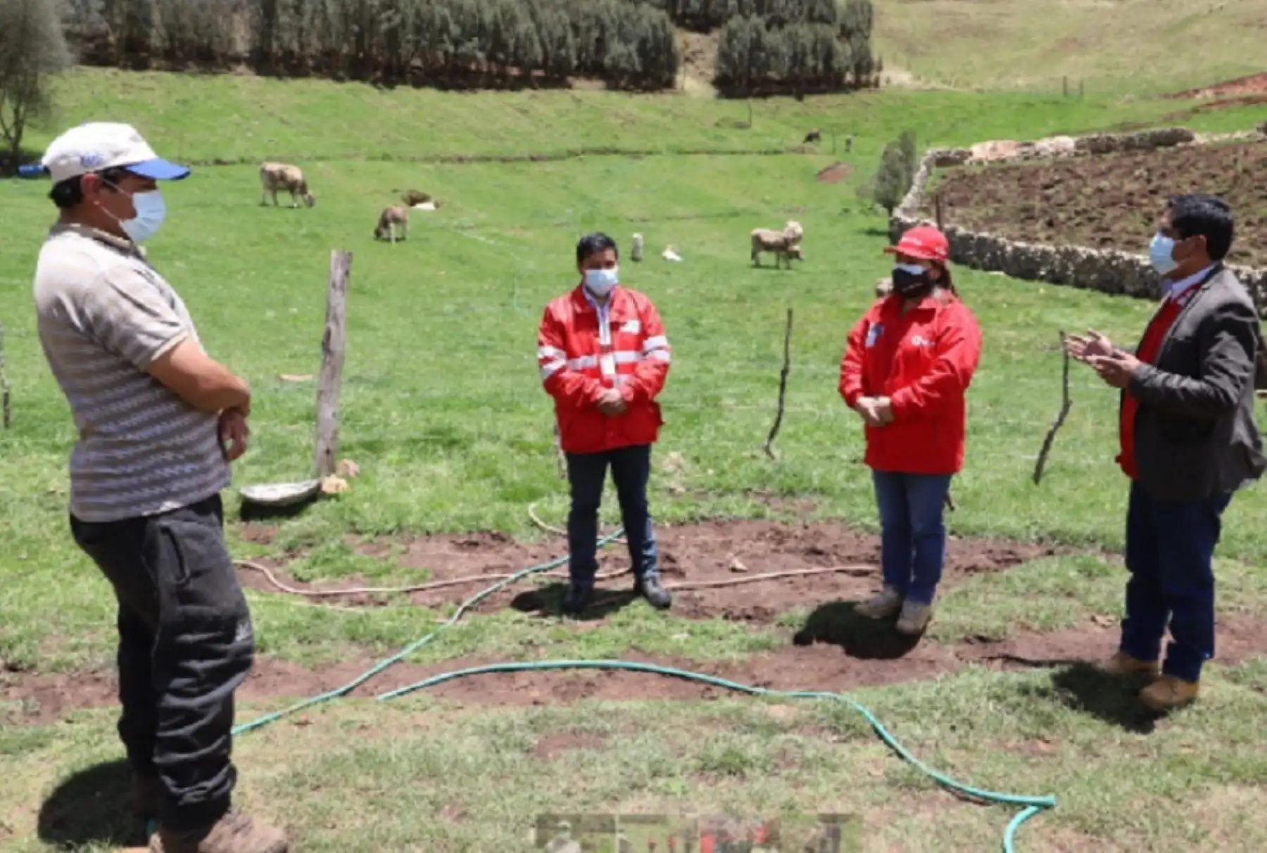 Ganaderos capacitados en sanidad animal, buenas prácticas ganaderas y la elaboración de quesos y sus derivados en el Tambo San Juan de Yanacachi del Programa Nacional PAIS del Ministerio de Desarrollo e Inclusión Social, en el distrito pasqueño de Ticlacayán.