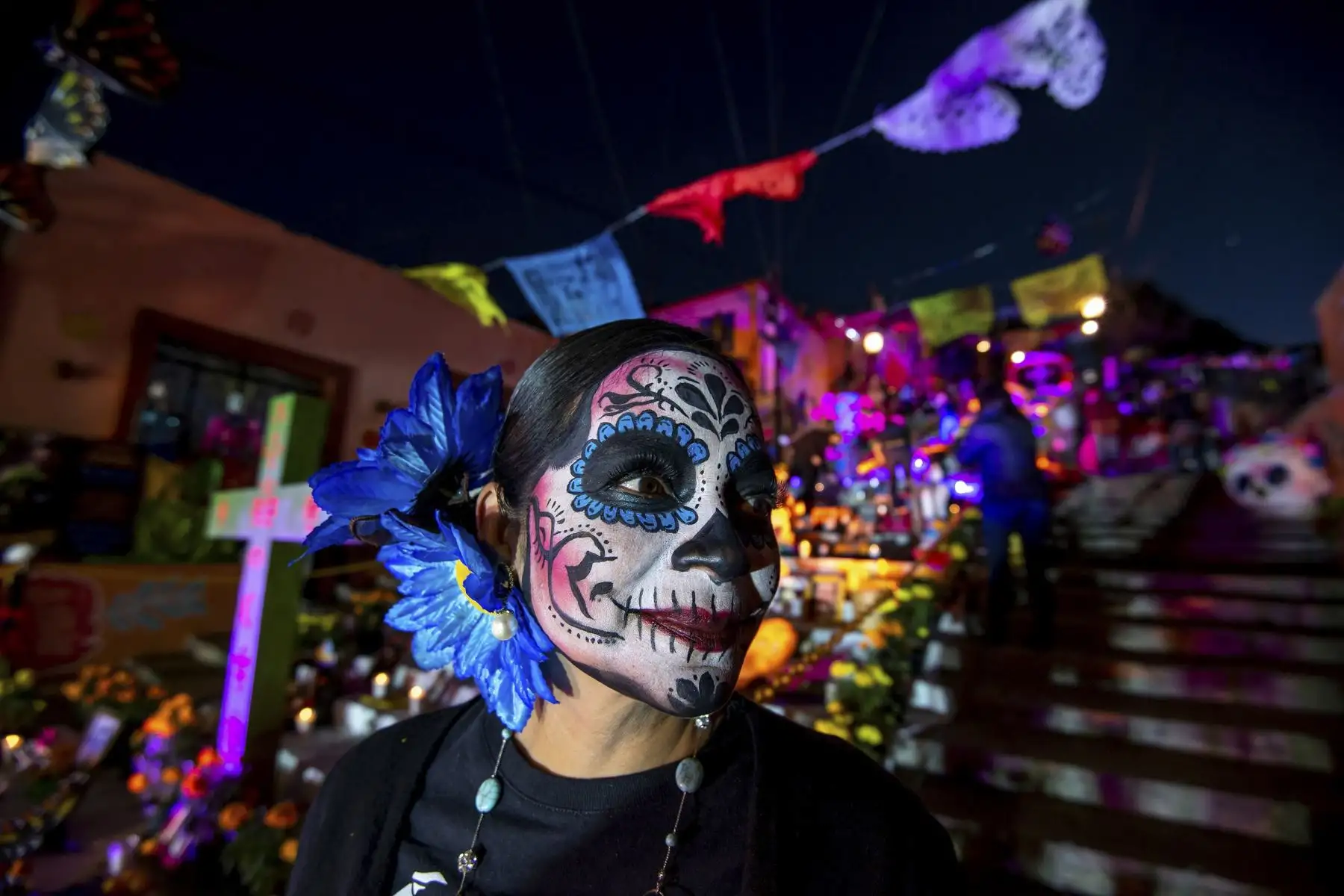 Una joven caracterizada como catrina participa hoy en las celebraciones por el Día de Muertos, en la ciudad de Saltillo, estado de Coahuila, en México. Foto: EFE