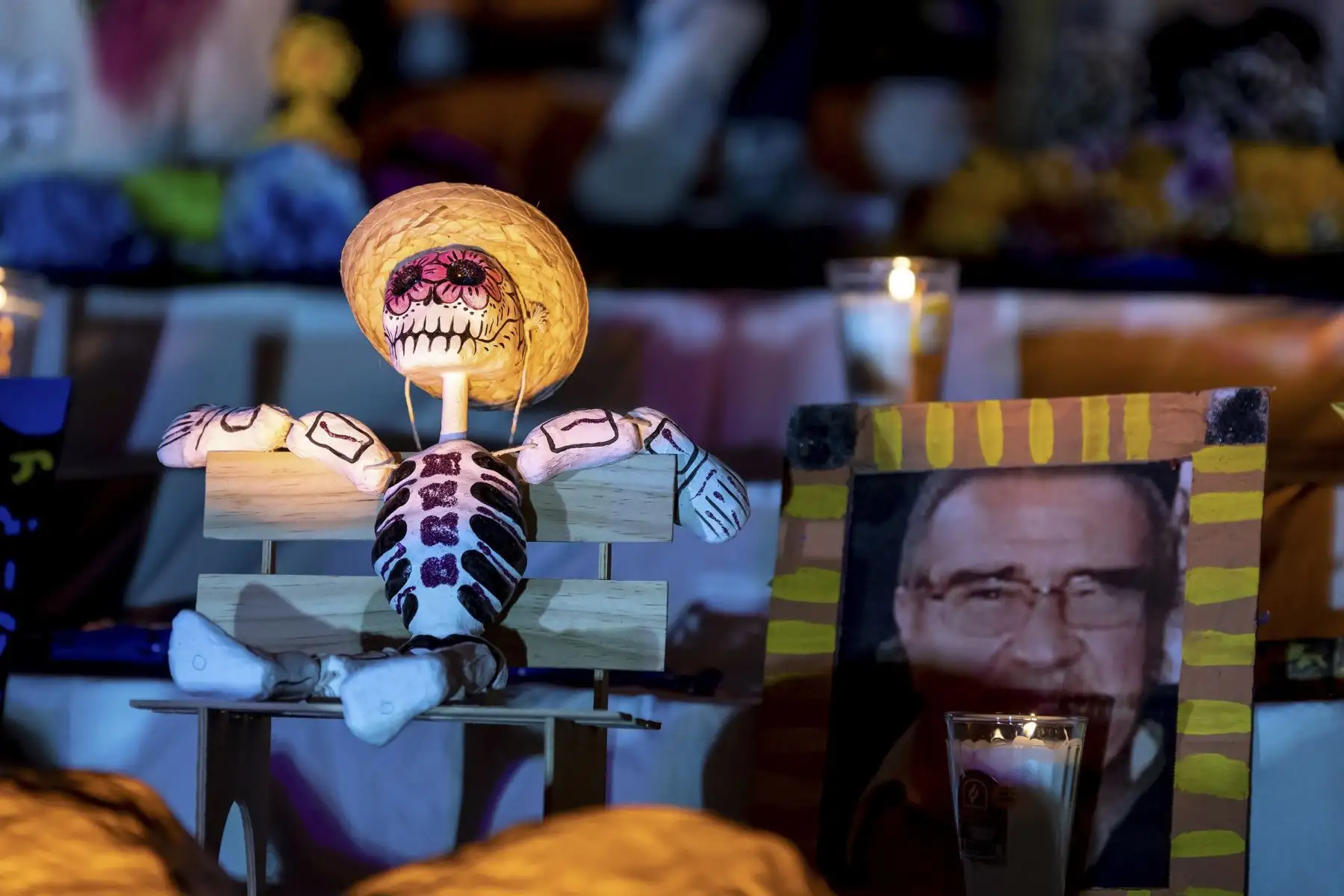 En las escalinatas del tradicional barrio de Santa Anita, en Saltillo, se montó un altar con fotos y velas para recordar a los difuntos en el tradicional Día de Muertos, en México. Foto: EFE