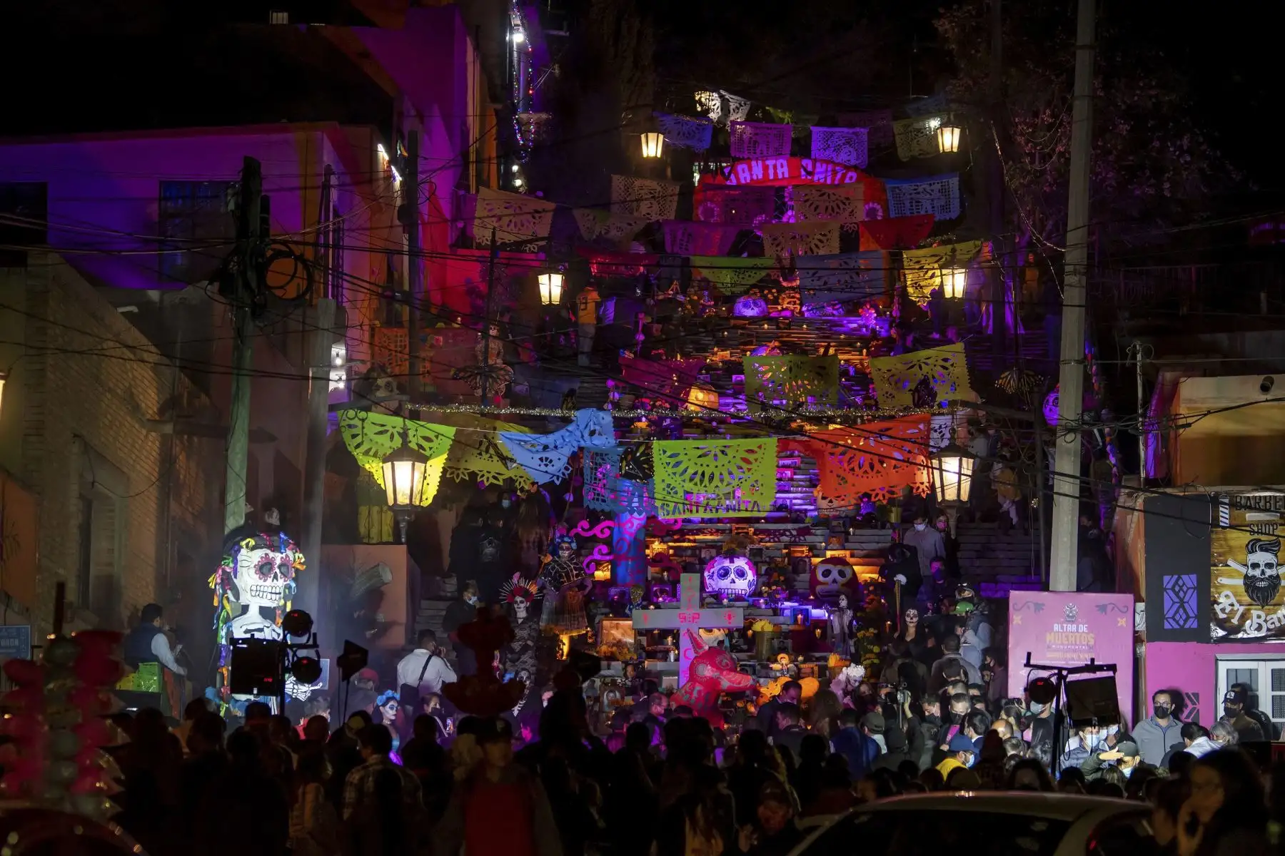 Un gran número de personas visitan un altar monumental durante las celebraciones del Día de Muertos, en la ciudad de Saltillo, estado de Coahuila, México. Foto: EFE