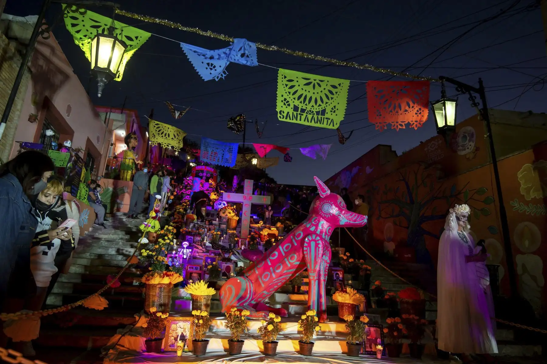 Ciudadanos visitan el altar monumental durante las celebraciones del Día de Muertos, en la ciudad de Saltillo, estado de Coahuila, México. Foto: EFE