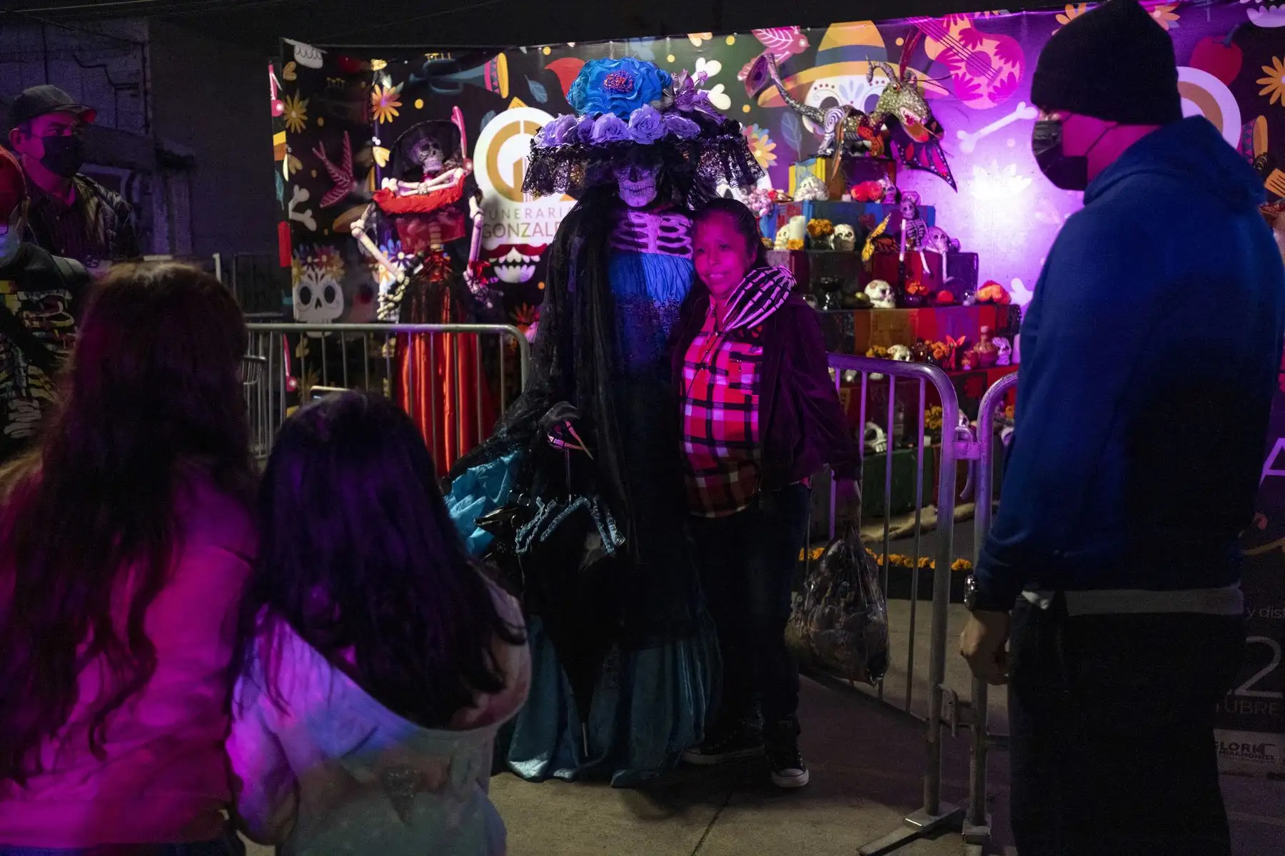 Una mujer posa para las fotos junto a una persona que caracteriza a la Catrina durante el "Festival de Ofrendas y Catrinas", como parte de las celebraciones por el Día de Muertos, en el centro de Tijuana, México. Foto: AFP