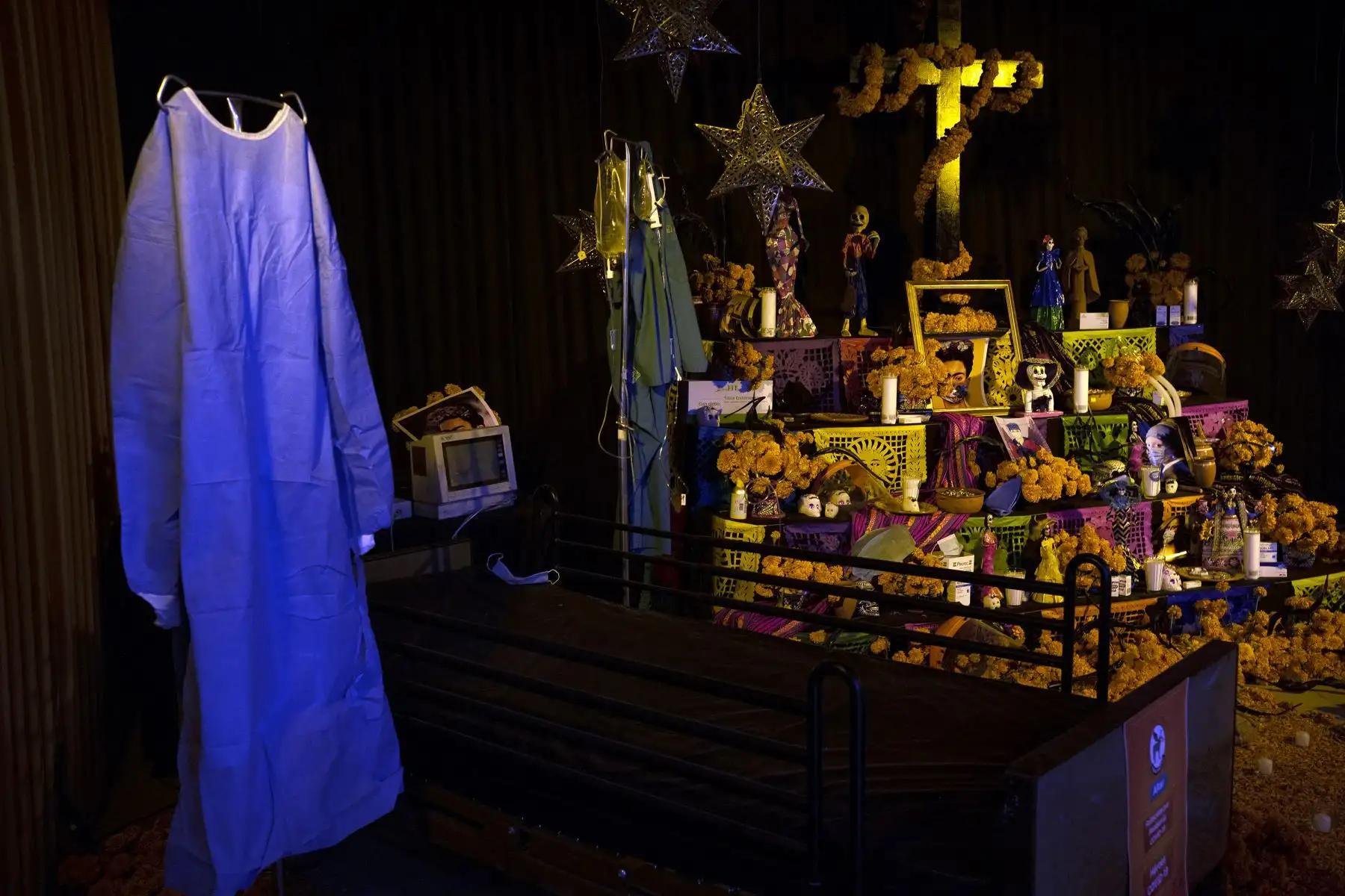 Una ofrenda en honor a los trabajadores de la salud que fallecieron o hicieron duelo durante la pandemia covid-19. Altar se observa durante el "Festival de Ofrendas y Catrinas", como parte de las celebraciones por el Día de Muertos, en el centro de Tijuana, México. Foto: AFP