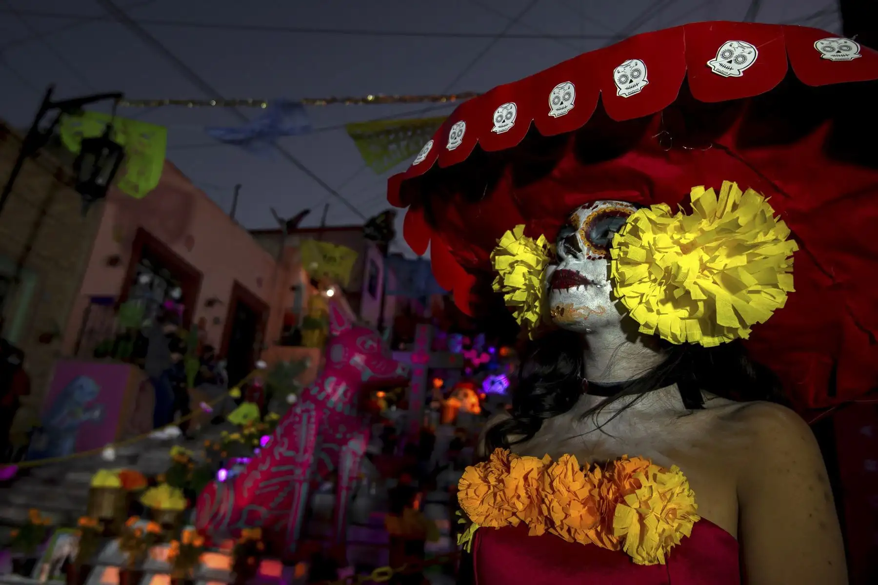 Una joven caracterizada como catrina participa hoy en las celebraciones por el Día de Muertos, en la ciudad de Saltillo, estado de Coahuila, en México. Foto: EFE