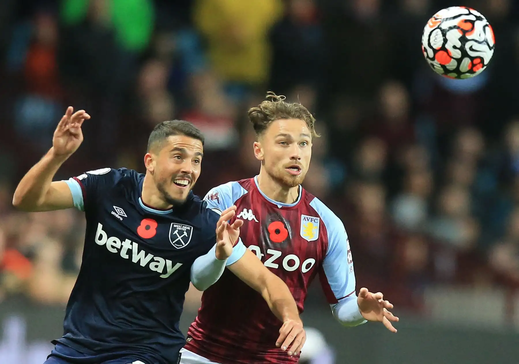 El mediocampista español del West Ham United, Pablo Fornals, compite con el defensor inglés del Aston Villa, Matty Cash, durante el partido de la Premier League, en el Villa Park de Birmingham, Inglaterra. Foto: AFP