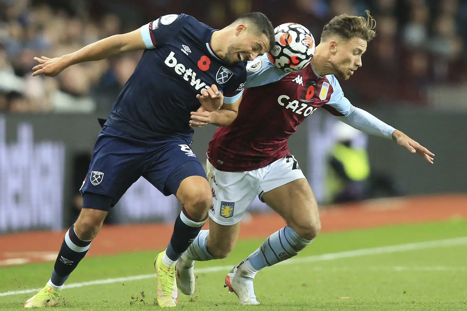 El centrocampista español del West Ham United, Pablo Fornals, y el defensor inglés del Aston Villa, Matty Cash, compiten por cabecear el balón durante el partido de la Premier League. Foto: AFP