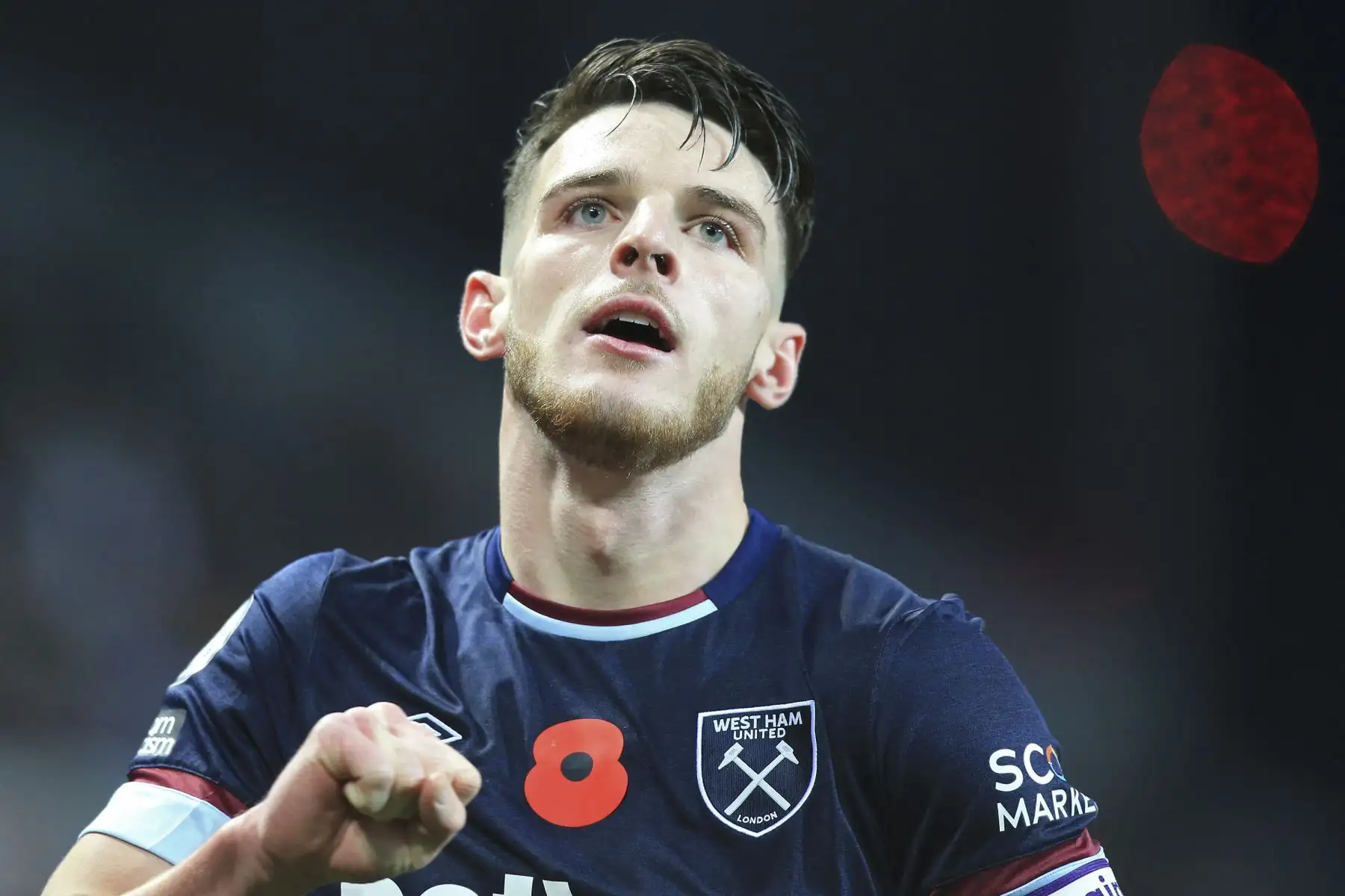 El centrocampista inglés del West Ham United, Declan Rice, celebra tras anotar su segundo gol durante el partido de la Premier League. Foto: AFP