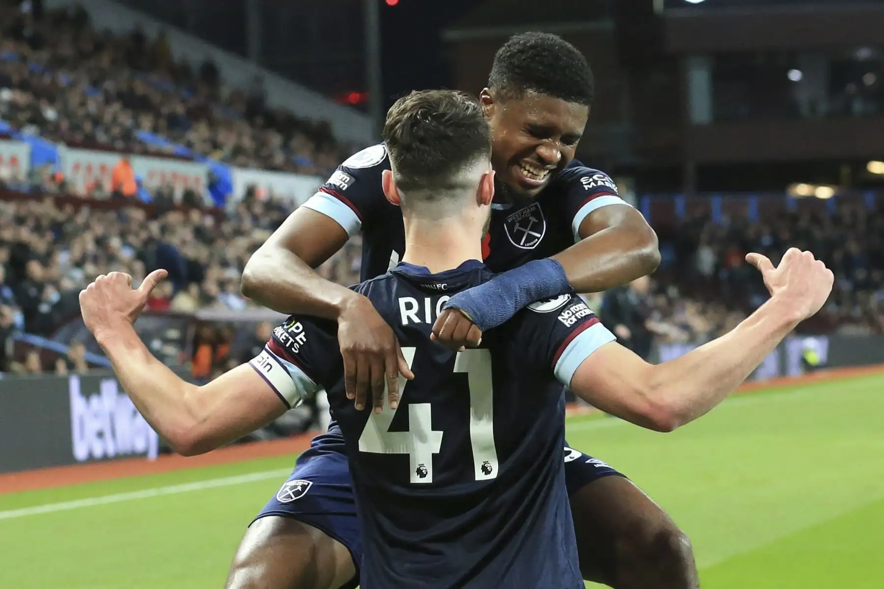 El centrocampista inglés del West Ham United, Declan Rice, celebra con su compañero Ben Johnson después de anotar su segundo gol ante el Aston Villa durante el partido de la Premier League, en el Villa Park de Birmingham, Inglaterra. Foto: AFP