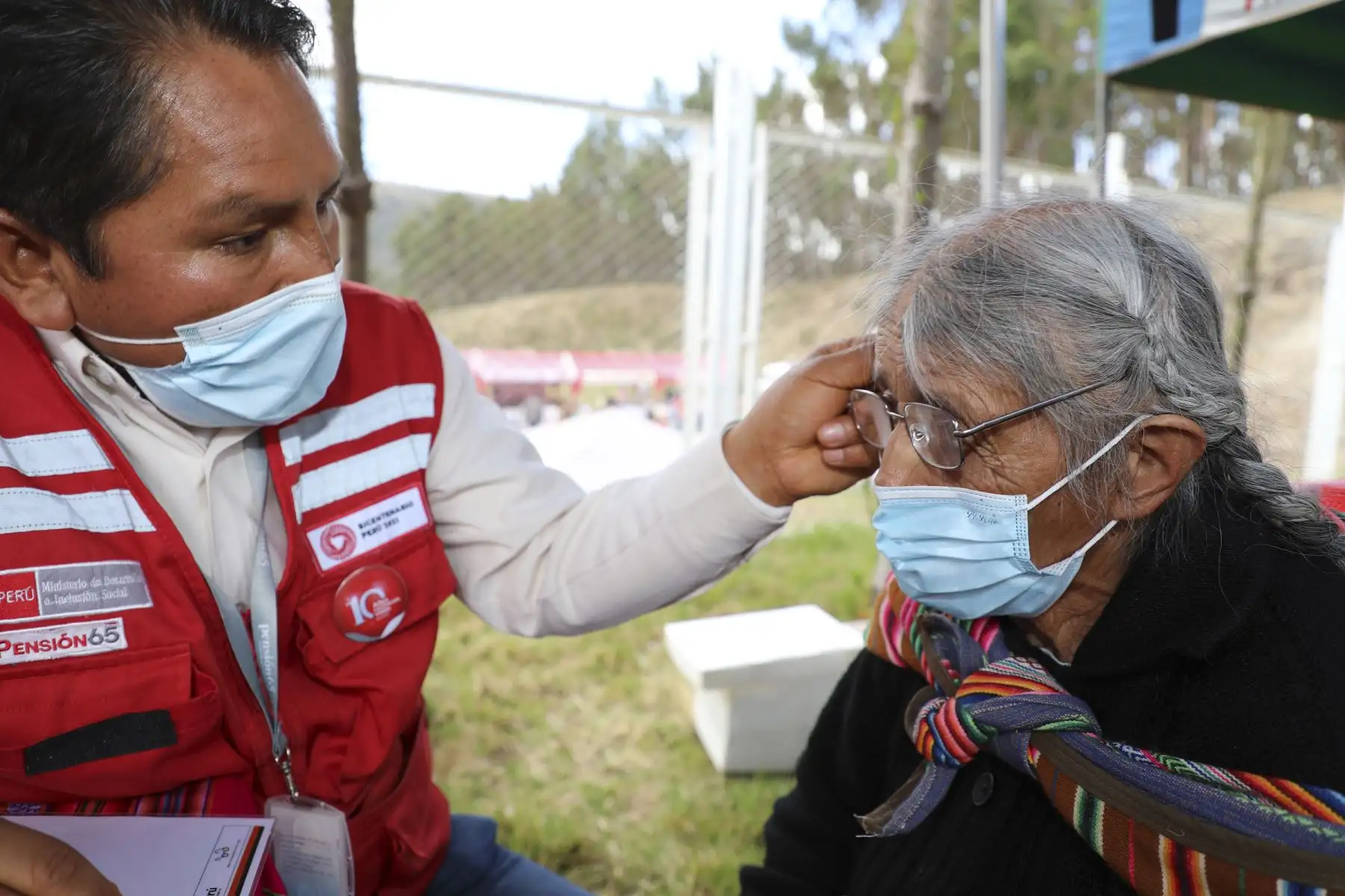 El programa Pensión 65 del MIDIS, entregó más de 34,500 lentes de lectura y protección UV a adultos mayores en diversas regiones del país. Foto: MIDIS