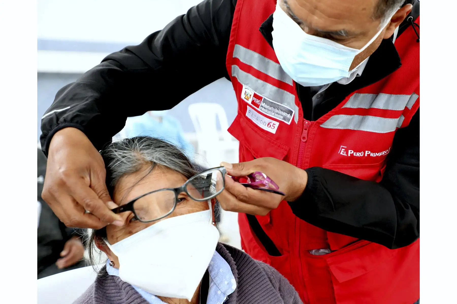 El Programa Nacional de Asistencia Solidaria Pensión 65, del Ministerio de Desarrollo e Inclusión Social (Midis), en el marco de su campaña “Para verte mejor”, ha entregado más de 34,500 lentes de medida y de protección contra la radiación ultravioleta (UV) a sus usuarias y usuarios en distintas regiones del país. Foto: ANDINA/Difusión.