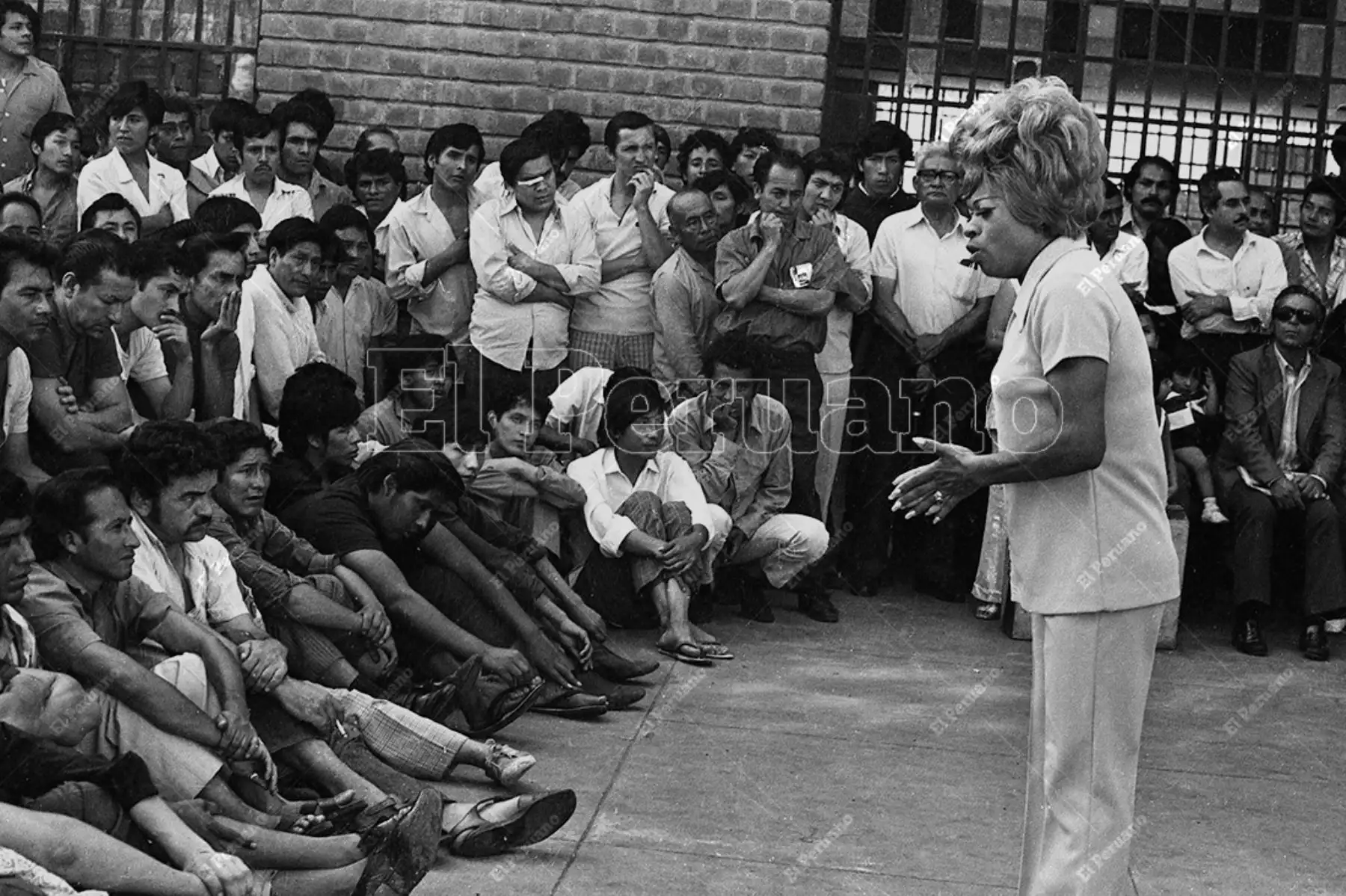 Lucha Reyes, la "Morena de Oro del Perú",  en la "caravana artística" organizada por el diario La Crónica en el Centro de Inculpados de Lurigancho (1973). Foto:  Archivo Histórico de El Peruano / Máximo Miralles