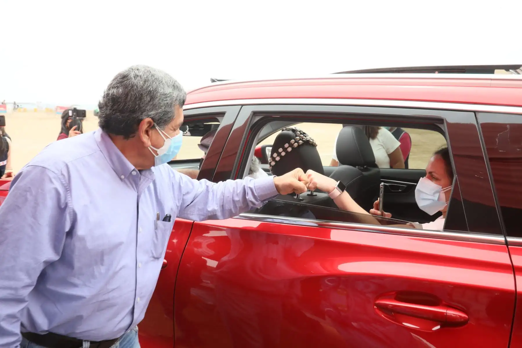 El ministro de Salud, Hernando Cevallos, supervisó la jornada de inmunización contra la covid-19 en el vacunatorio de Agua Dulce en Chorrillos. Foto: Minsa