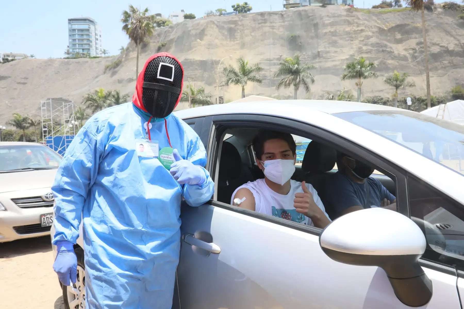 El ministro de Salud, Hernando Cevallos, supervisó la jornada de inmunización contra la covid-19 en el vacunatorio de Agua Dulce en Chorrillos. Foto: Minsa